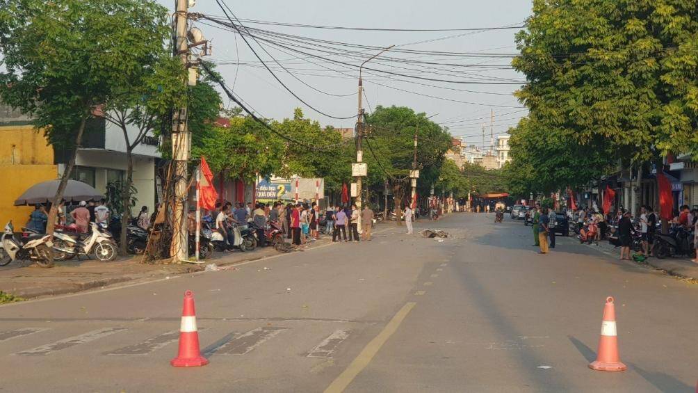 Kết quả điều tra ban đầu, khoảng 16h50 ng&agrave;y 19/5, chiếc xe &ocirc; t&ocirc; mang BKS 34A-628.41 khi lưu th&ocirc;ng tr&ecirc;n đường Phạm Ngũ L&atilde;o theo hướng từ ng&atilde; tư M&aacute;y Sứ đi Ng&atilde; S&aacute;u (TP Hải Dương) đ&atilde; bất ngờ va chạm li&ecirc;n ho&agrave;n với 5 phương tiện gồm xe m&aacute;y, xe đạp điện, xe đạp đang lưu th&ocirc;ng chiều ngược lại.