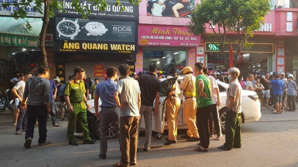 Vụ tai nạn xảy ra v&agrave;o đ&uacute;ng giờ cao điểm n&ecirc;n khiến đoạn đường &ugrave;n tắc.