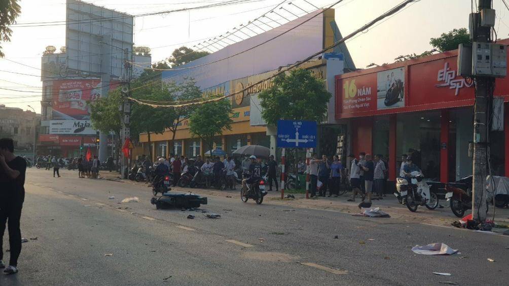 Vụ tai nạn khiến 2 người bị g&atilde;y ch&acirc;n, 3 người x&acirc;y xước. Tại hiện trường, &ocirc; t&ocirc; v&agrave; 5 phương tiện bị hư hỏng nặng.