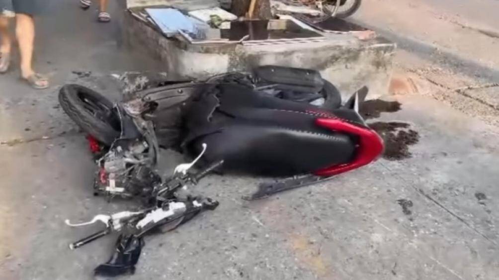 Những chiếc xe m&aacute;y, xe đạp g&atilde;y rời nhiều bộ phận tại hiện trường khiến nhiều người cho rằng, t&agrave;i xế &ocirc; t&ocirc; đ&atilde; chạy tốc độ rất cao khi g&acirc;y tai nạn.