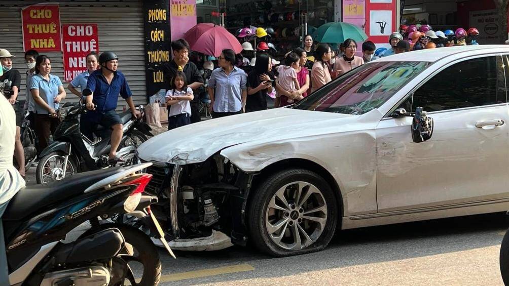 Sau va chạm li&ecirc;n ho&agrave;n, chiếc xe dừng lại ở giữa đường. Theo quan s&aacute;t, xe &ocirc; t&ocirc; bị hư hỏng phần đầu v&agrave; lốp trước bị xịt.