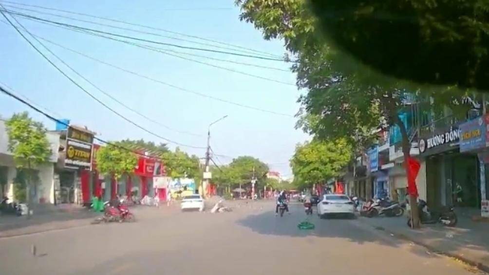 Chiều 19/5, tại đường Phạm Ngũ L&atilde;o (khu vực trước cổng Nh&agrave; m&aacute;y Sứ Hải Dương ) thuộc phường Phạm Ngũ L&atilde;o, TP Hải Dương xảy ra vụ tai nạn li&ecirc;n ho&agrave;n giữa xe &ocirc; t&ocirc; v&agrave; nhiều xe m&aacute;y.