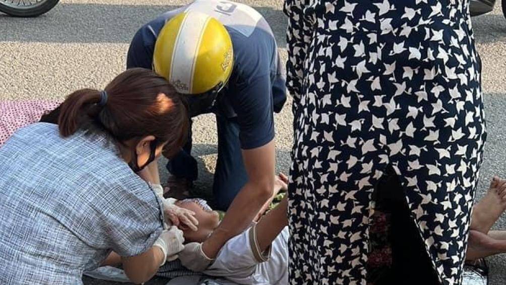 C&aacute;c nạn nh&acirc;n được người d&acirc;n hỗ trợ đưa tới bệnh viện.