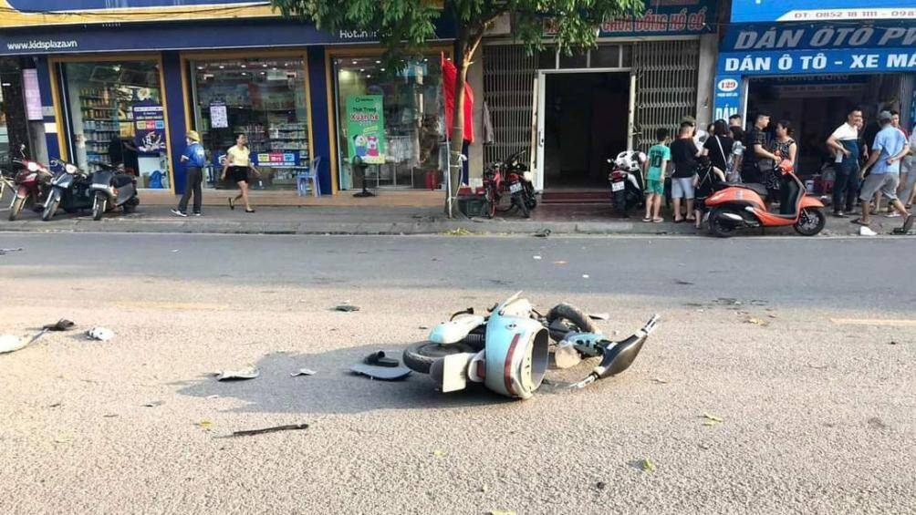 Tại hiện trường, nhiều phương tiện bị hư hỏng nặng, mảnh vỡ bắn tung to&eacute;.