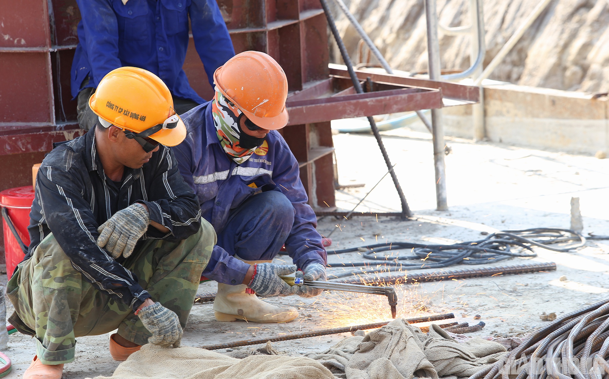 Tại c&ocirc;ng trường thi c&ocirc;ng cao tốc qua đoạn n&agrave;y, h&agrave;ng chục phương tiện chở đất đắp vẫn nối nhau ra v&agrave;o. Tại cầu vượt QL46, c&aacute;c c&ocirc;ng nh&acirc;n của C&ocirc;ng ty CP X&acirc;y dựng 469 đ&atilde; mướt mồ h&ocirc;i. &ldquo;Trước đ&acirc;y, 13h30&rsquo; l&agrave; anh em đ&atilde; ra l&agrave;m việc, mấy h&ocirc;m nay nắng n&oacute;ng n&ecirc;n c&ocirc;ng ty cho l&ugrave;i lại sau 14h mới ra l&agrave;m v&agrave; nghỉ muộn hơn&rdquo;, một c&ocirc;ng nh&acirc;n n&oacute;i.