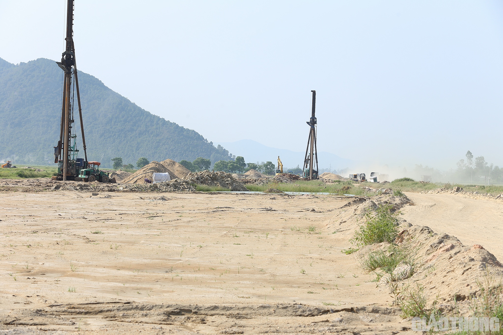 14h30&rsquo; trưa 18/5, tuyến QL46B đoạn qua x&atilde; Hưng T&acirc;y (huyện Hưng Nguy&ecirc;n) - một trong những cửa ng&otilde; tấp nập người v&agrave; phương tiện ra v&agrave;o TP Vinh, nay cũng chỉ thưa thớt một v&agrave;i phương tiện qua lại. Nắng từ tr&ecirc;n chiếu xuống, n&oacute;ng từ dưới hắt ngược l&ecirc;n khiến cho c&acirc;y cỏ cũng quay quắt.