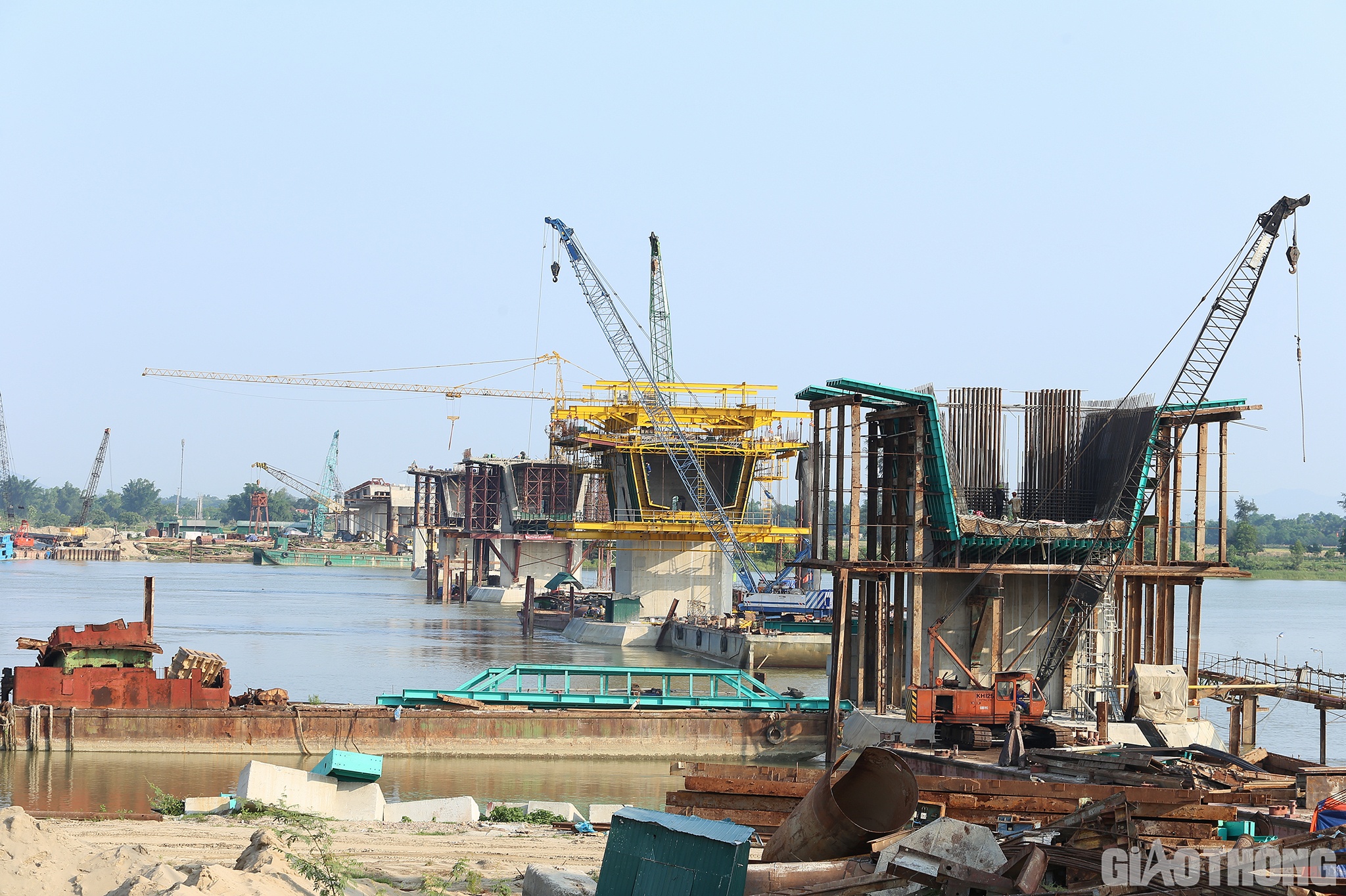 Những ng&agrave;y qua, thời tiết ở Nghệ An ghi nhận nắng n&oacute;ng kỷ lục. Thời gian nắng k&eacute;o d&agrave;i, nhiệt độ ngo&agrave;i trời l&uacute;c đỉnh điểm l&ecirc;n đến 41 - 42 độ C. Nắng n&oacute;ng, c&ugrave;ng với gi&oacute; phơn T&acirc;y Nam quạt li&ecirc;n hồi như hắt lửa v&agrave;o người đ&atilde; g&acirc;y ra những x&aacute;o trộn kh&ocirc;ng nhỏ trong sinh hoạt v&agrave; c&ocirc;ng việc của người d&acirc;n.