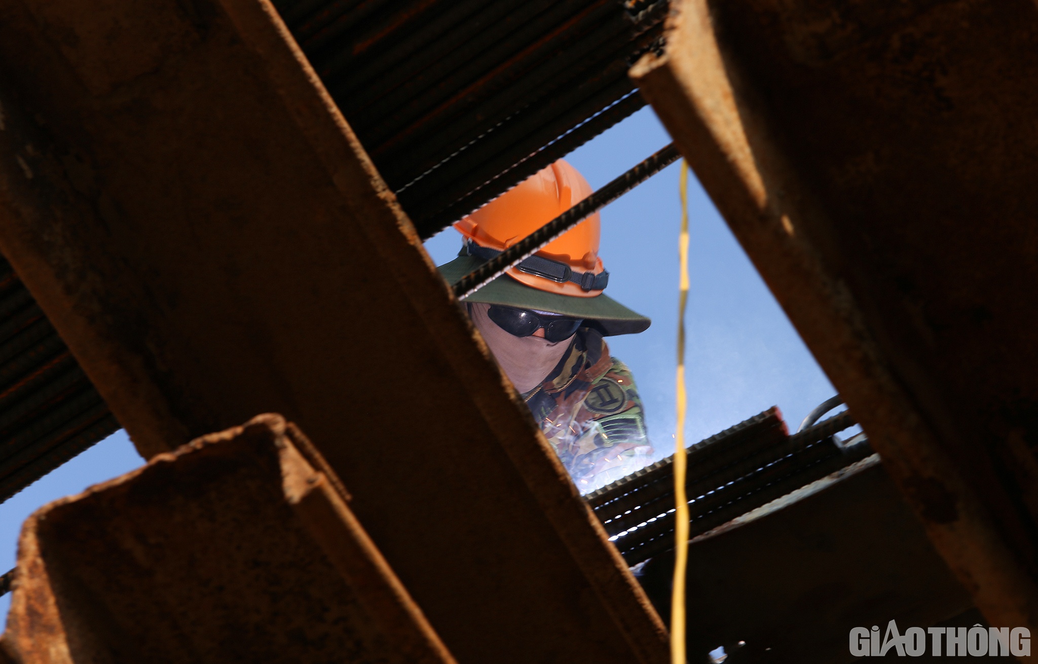 C&ocirc;ng nh&acirc;n Trần Hải Sơn (SN 1996, C&ocirc;ng ty Vạn Cường) cho biết, anh sinh ra v&agrave; lớn l&ecirc;n tỉnh Y&ecirc;n B&aacute;i, đ&acirc;y l&agrave; lần đầu ti&ecirc;n anh l&agrave;m việc ở Nghệ An. L&agrave;m c&ocirc;ng nh&acirc;n quen vất vả nhưng, thi c&ocirc;ng dưới c&aacute;i nắng ở xứ Nghệ đ&uacute;ng thật l&agrave; khủng khiếp. Nắng từ tr&ecirc;n trời chiếu xuống, n&oacute;ng từ sắt th&eacute;p, b&ecirc; t&ocirc;ng v&agrave; que h&agrave;n toả ra khiến cho người l&uacute;c n&agrave;o cũng đổ mồ h&ocirc;i như tắm&hellip;