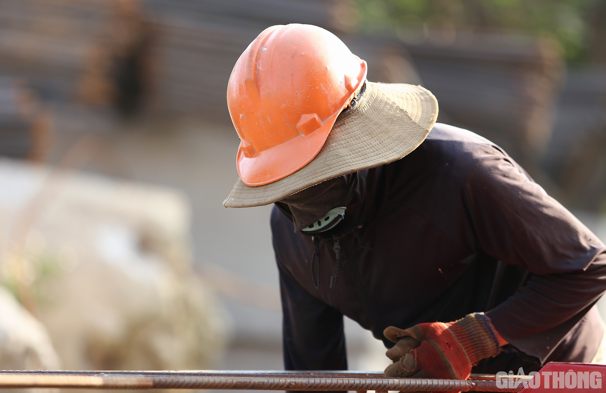 Kỹ sư Nguyễn Quang Trung, C&ocirc;ng ty CP Tập đo&agrave;n Cienco 4 cho biết: Để đảm bảo tiến độ dự &aacute;n nhưng cũng đảm bảo sức khỏe cho c&aacute;n bộ, kỹ sư, c&ocirc;ng nh&acirc;n, tập đo&agrave;n đ&atilde; c&oacute; những điều chỉnh về giờ giấc l&agrave;m việc. C&ocirc;ng nh&acirc;n sẽ l&agrave;m việc sớm hơn, s&aacute;ng từ 6 - 10h, chiều từ 2h30 v&agrave; c&oacute; thể tăng ca đến 9h đ&ecirc;m, tuỳ v&agrave;o thời tiết. B&ecirc;n cạnh đ&oacute;, tập đo&agrave;n cũng c&oacute; th&ecirc;m tiền nước n&ocirc;i để anh em b&ugrave; th&ecirc;m nước l&uacute;c l&agrave;m việc&hellip; Nhờ vậy, sản lượng c&ocirc;ng tr&igrave;nh cầu Hưng Đức của Cienco 4 đ&atilde; đạt hơn 50%, đảm bảo tiến độ đề ra.