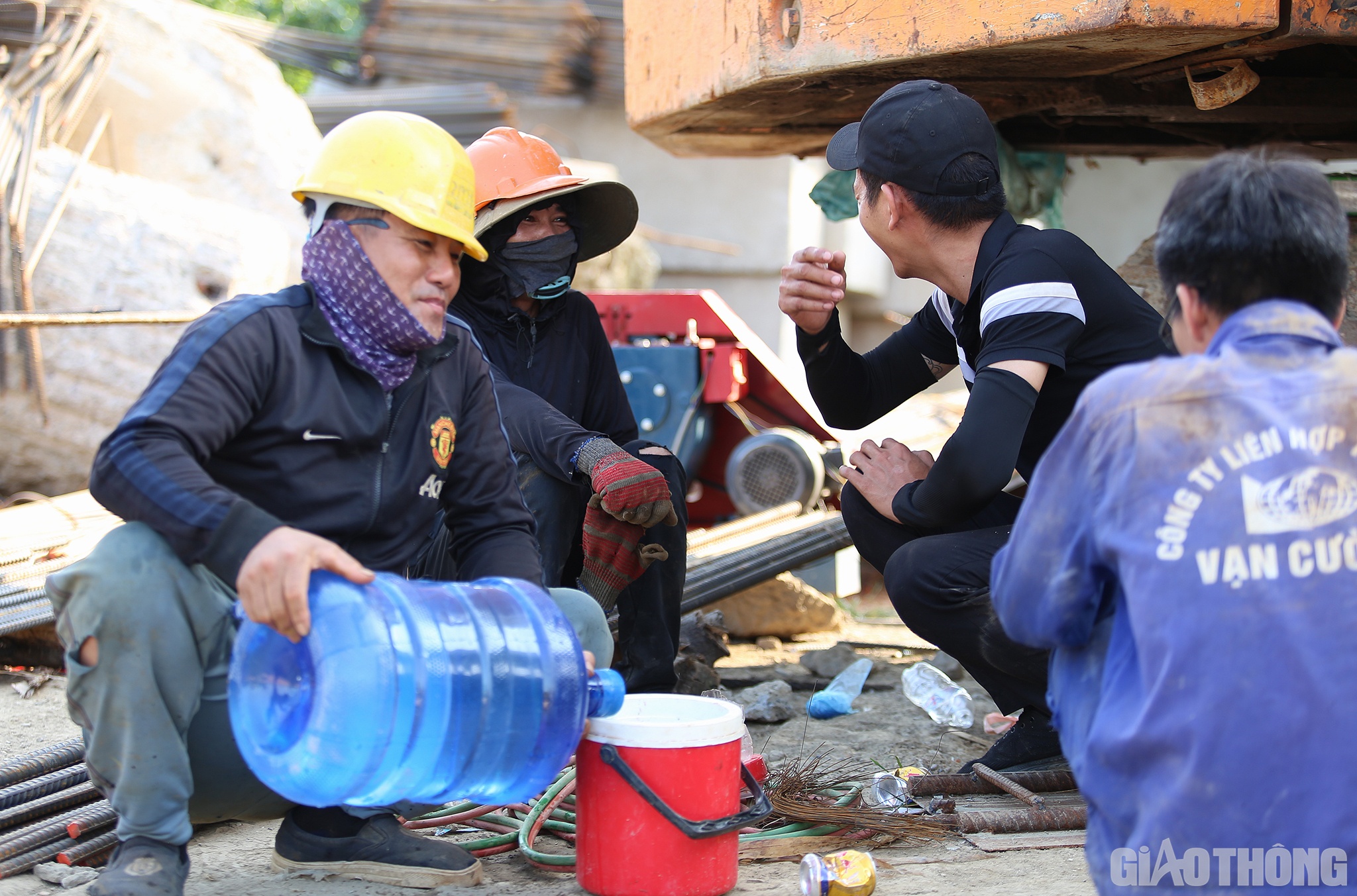 Cũng theo anh Sơn, nh&oacute;m thợ của anh c&oacute; 8 c&ocirc;ng nh&acirc;n nhưng một ng&agrave;y anh em uống hết 1 th&ugrave;ng nước lọc 20l, đ&oacute; l&agrave; chưa kể kem v&agrave; c&aacute;c loại nước m&aacute;t kh&aacute;c. &ldquo;Nắng n&oacute;ng g&acirc;y mất nước n&ecirc;n anh em phải tiếp nước li&ecirc;n tục mới c&oacute; sức để l&agrave;m việc&rdquo;, anh Sơn n&oacute;i.