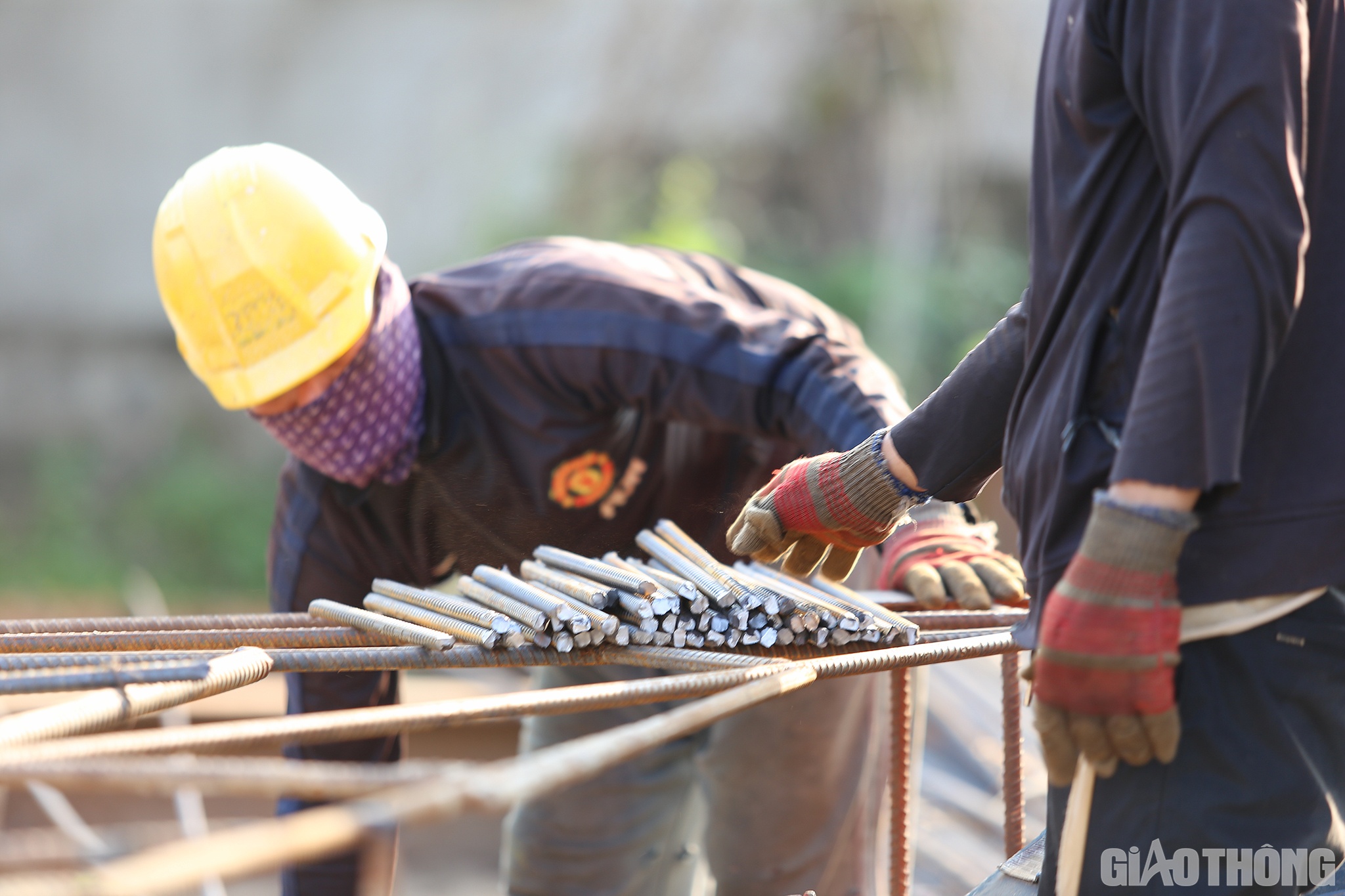 B&ecirc;n cạnh tiếp nước, c&aacute;c c&ocirc;ng nh&acirc;n thi c&ocirc;ng tr&ecirc;n c&ocirc;ng trường c&ograve;n tự trang bị nhiều đồ d&ugrave;ng để tr&aacute;nh nắng mũ v&agrave;nh, khăn bịt mặt&hellip; Một c&ocirc;ng nh&acirc;n của Tập đo&agrave;n Cienco4 tếu t&aacute;o: Kh&ocirc;ng chỉ c&oacute; chị em mới d&ugrave;ng khăn bịt mặt, c&ocirc;ng nh&acirc;n c&ocirc;ng trường m&ugrave;a n&agrave;y cứ như ninja.