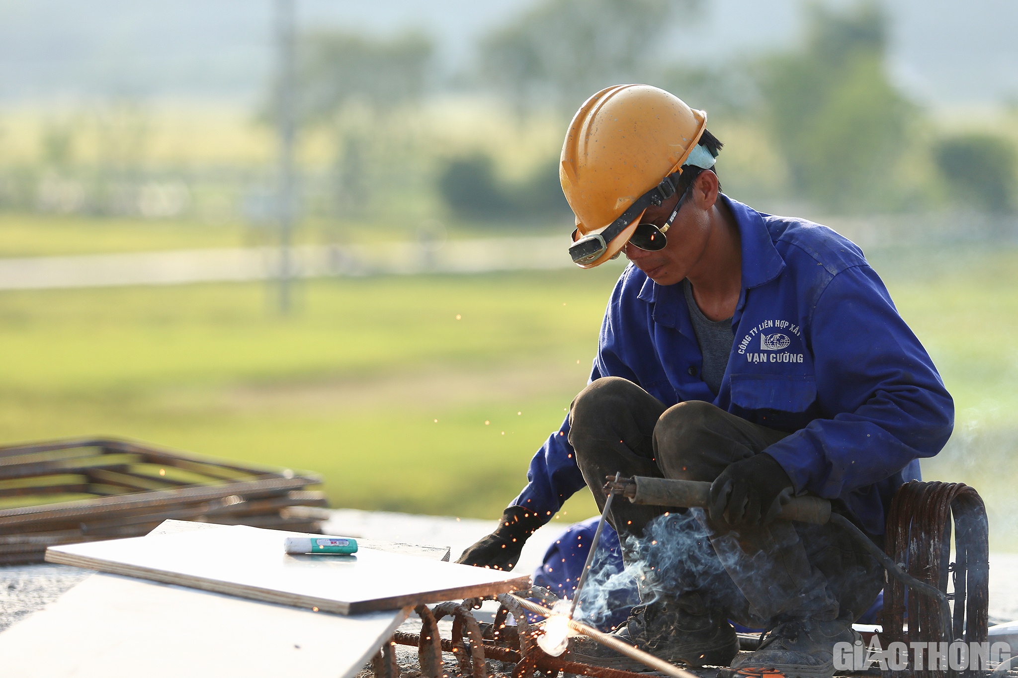 Được biết, nhờ sự nỗ lực kh&ocirc;ng biết mệt mỏi, &ldquo;vượt nắng, thắng mưa&rdquo; của c&aacute;c c&aacute;n bộ, kỹ sư, c&ocirc;ng nh&acirc;n n&ecirc;n đến nay, c&ocirc;ng tr&igrave;nh cầu Hưng Đức đang l&agrave; điểm s&aacute;ng về tiến độ của dự &aacute;n th&agrave;nh phần Diễn Ch&acirc;u - B&atilde;i Vọt. Dự kiến trong năm 2023 sẽ ho&agrave;n thiện ho&agrave;n to&agrave;n c&ocirc;ng t&aacute;c b&ecirc; t&ocirc;ng của cầu.