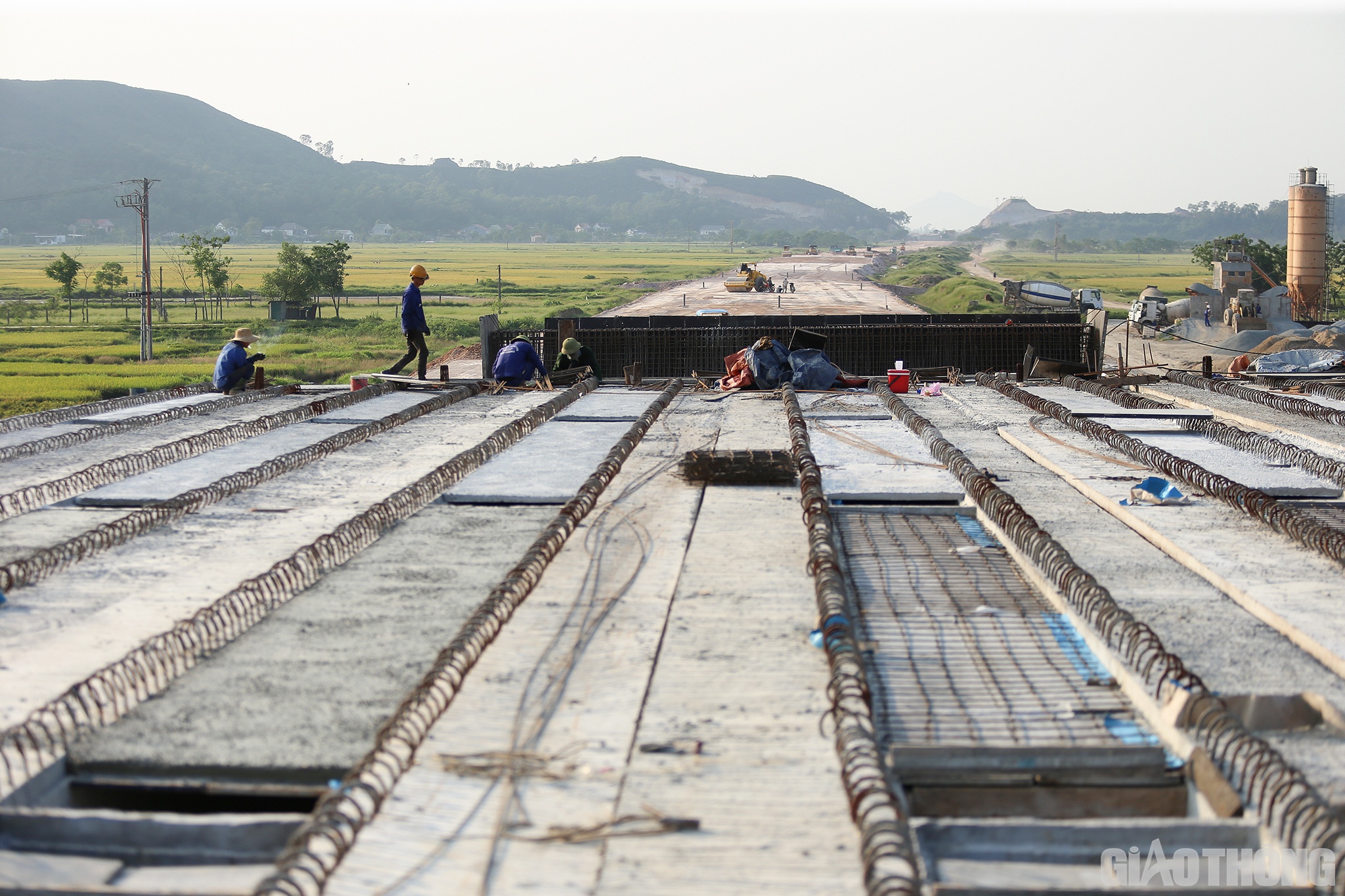 Tại c&aacute;c g&oacute;i thầu kh&aacute;c, cũng của Dự &aacute;n th&agrave;nh phần Diễn Ch&acirc;u - B&atilde;i Vọt kh&ocirc;ng kh&iacute; thi đua lao động cũng kh&ocirc;ng k&eacute;m. C&ocirc;ng tr&igrave;nh cầu Hưng Đức, phần hạ bộ đ&atilde; ho&agrave;n th&agrave;nh, c&aacute;c c&ocirc;ng nh&acirc;n đang đẩy nhanh lao lắp dầm v&agrave; đ&uacute;c hẫng. Việc thi c&ocirc;ng ở tr&ecirc;n cao, kh&ocirc;ng c&oacute; b&oacute;ng che n&ecirc;n dường như c&ocirc;ng nh&acirc;n phải tiếp x&uacute;c với nắng n&oacute;ng cả ng&agrave;y.