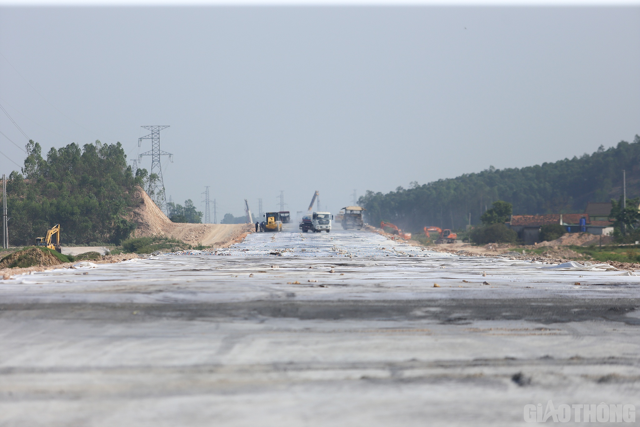 Trong khi đ&oacute;, l&uacute;c 15h chiều ng&agrave;y 19/5, c&oacute; mặt tr&ecirc;n c&ocirc;ng trường thi c&ocirc;ng dự &aacute;n th&agrave;nh phần Nghi Sơn - Diễn Ch&acirc;u, d&ugrave; ngo&agrave;i trời n&oacute;ng như thi&ecirc;u như đốt nhưng theo ghi nhận của PV, c&ocirc;ng trường cũng kh&ocirc;ng ngơi tiếng xe, tiếng m&aacute;y.