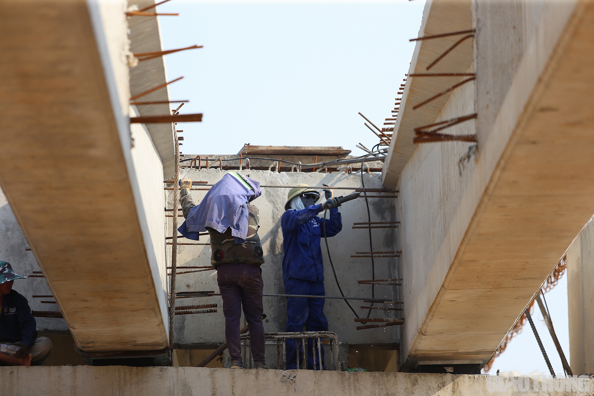 &ldquo;B&igrave;nh thường khoảng 2 th&aacute;ng em xin c&ocirc;ng ty cho về nh&agrave; thăm gia đ&igrave;nh một lần. Khoảng 1 th&aacute;ng rưỡi nay em chưa về thăm nh&agrave;, &iacute;t h&ocirc;m nữa về, chắc bố mẹ nhận kh&ocirc;ng ra con nữa. May em chưa c&oacute; người y&ecirc;u&hellip;&rdquo;, Qu&yacute; cười n&oacute;i v&agrave; cho biết th&ecirc;m: "Để đảm bảo sức khỏe cho c&ocirc;ng nh&acirc;n thi c&ocirc;ng dưới thời tiết khắc nghiệt, c&ocirc;ng ty đ&atilde; điều chỉnh giờ l&agrave;m. Buổi s&aacute;ng l&agrave;m sớm hơn, từ 6h đ&atilde; triển khai thi c&ocirc;ng, buổi chiều l&agrave;m muộn hơn, 14h30&rsquo; mới l&agrave;m việc v&agrave; c&oacute; thể tăng ca đến 9h đ&ecirc;m".