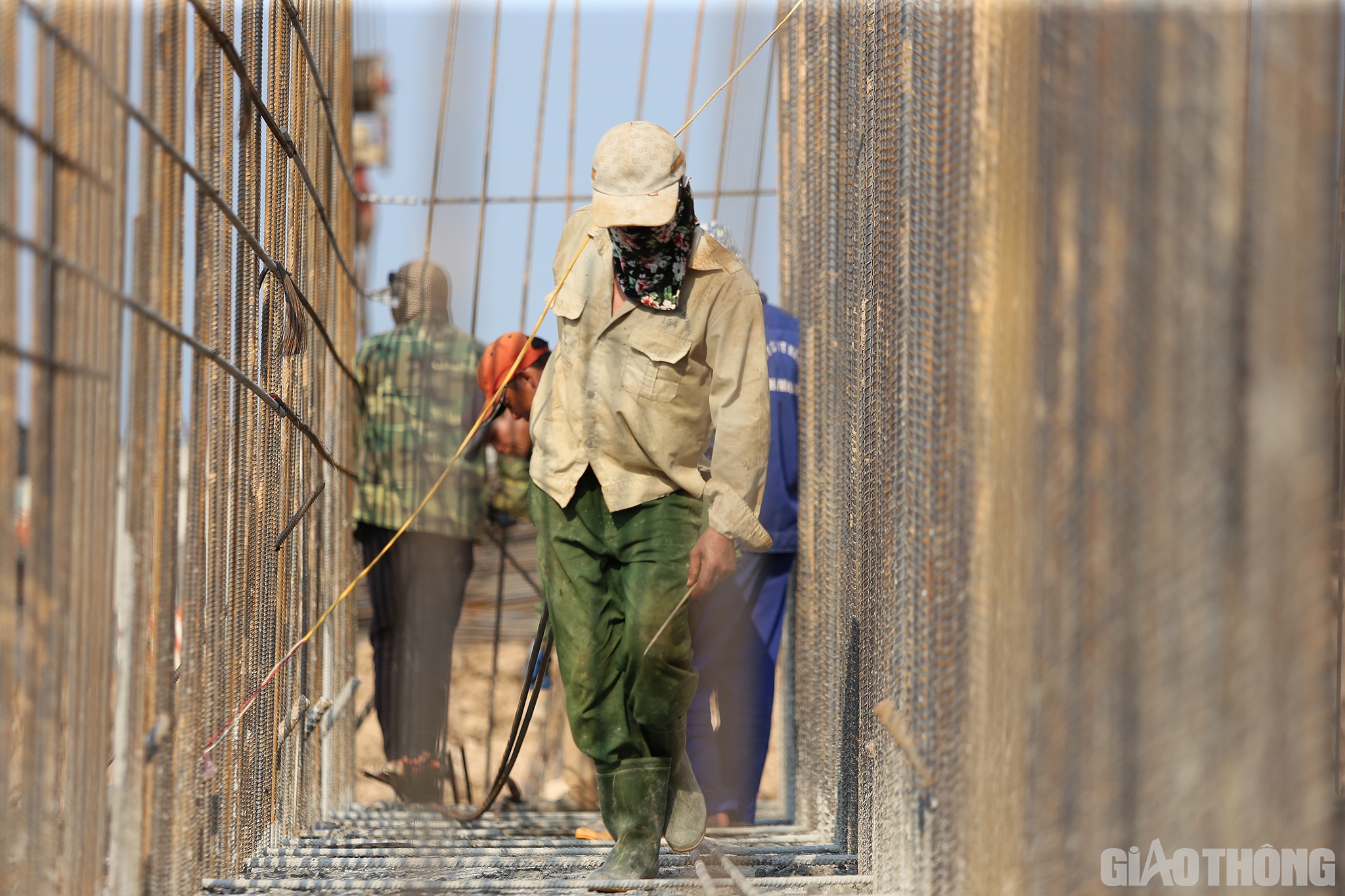 Thế nhưng, tr&ecirc;n đại c&ocirc;ng trường cao tốc Bắc - Nam đoạn qua tỉnh Nghệ An (gồm dự &aacute;n th&agrave;nh phần Nghi Sơn - Diễn Ch&acirc;u v&agrave; Diễn Ch&acirc;u - B&atilde;i Vọt), h&agrave;ng trăm c&aacute;n bộ, kỹ sư, c&ocirc;ng nh&acirc;n vẫn khẩn trương thi c&ocirc;ng, đảm bảo tiến độ đề ra.