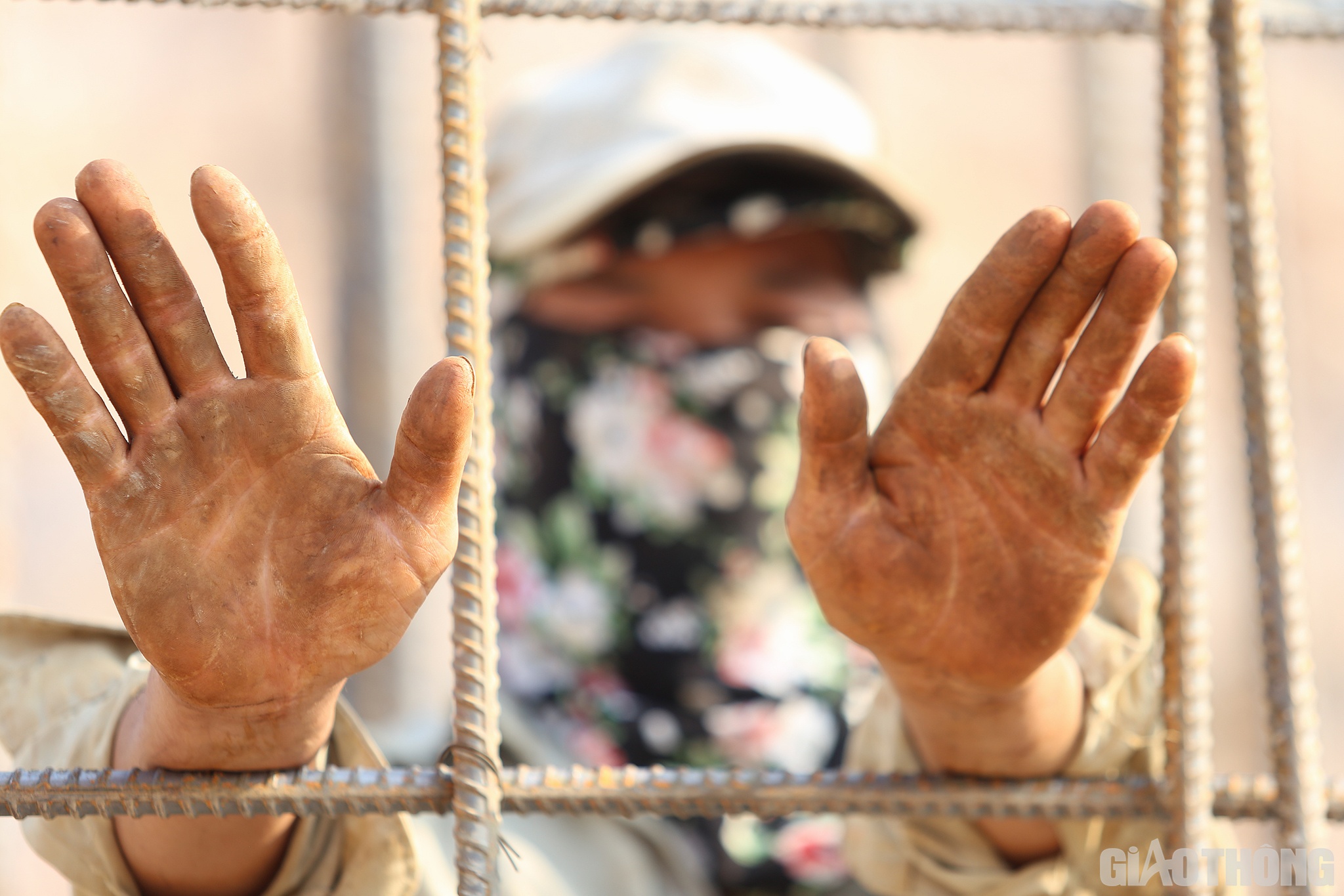 Đang l&agrave;m th&eacute;p ở ph&iacute;a dưới, c&ocirc;ng nh&acirc;n Đinh C&ocirc;ng Đ&agrave;nh (SN 1978, qu&ecirc; ở huyện V&acirc;n Hồ, Sơn La) lột cởi đ&ocirc;i găng, để lộ b&agrave;n tay trần, rồi cho biết th&ecirc;m, nhiệt độ cao khiến cho th&eacute;p n&oacute;ng như được t&ocirc;i trong bếp lửa. D&ugrave; được trang bị găng tay đầy đủ nhưng sau một th&aacute;ng xuống l&agrave;m việc tại c&ocirc;ng trường, b&agrave;n tay đ&atilde; bị chai sạn như dưới g&oacute;t ch&acirc;n.