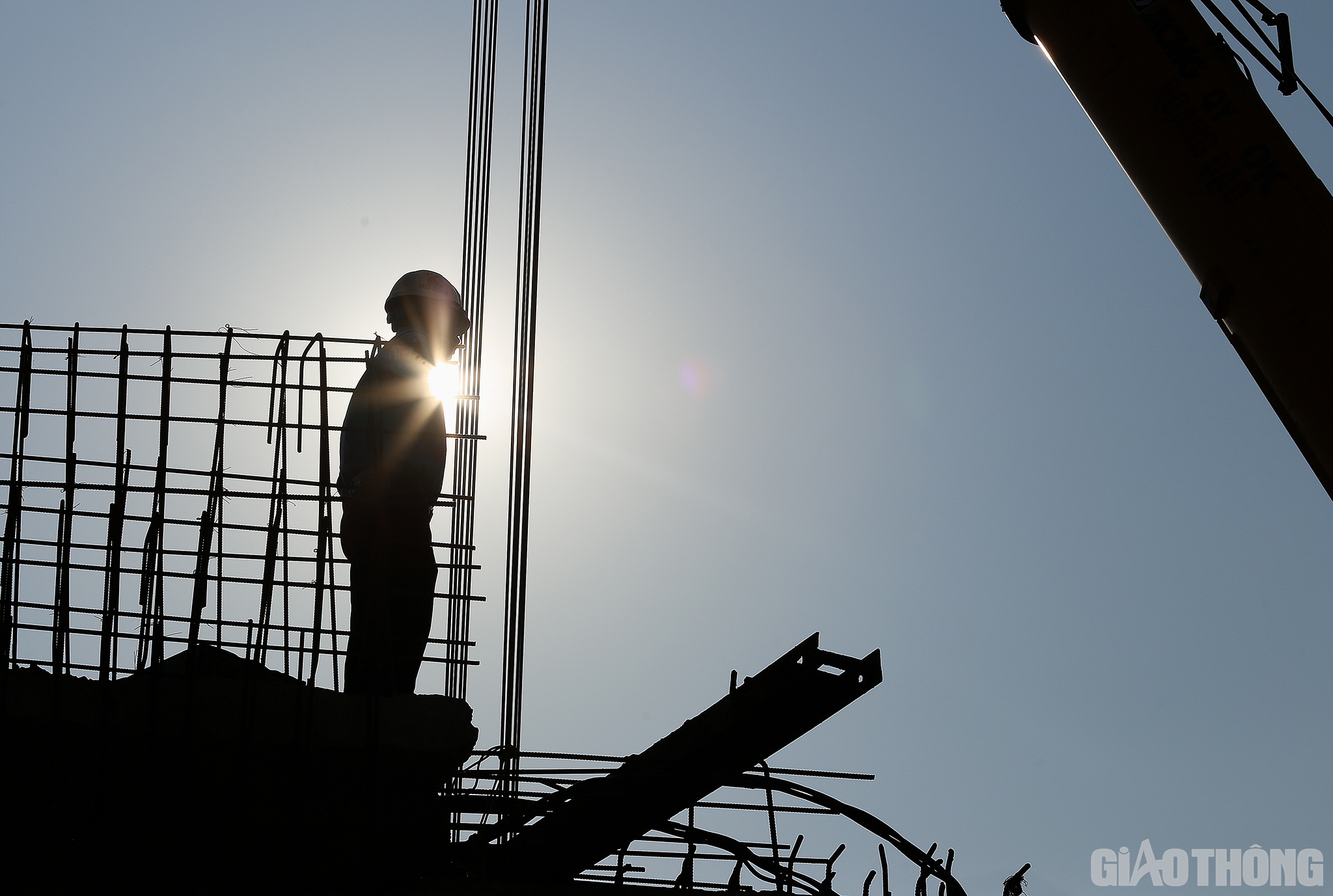 Đang c&ugrave;ng c&aacute;c c&ocirc;ng nh&acirc;n lao lắp dầm cầu Y&ecirc;n Hội (Đ&ocirc; Th&agrave;nh, Y&ecirc;n Th&agrave;nh), kỹ sư trẻ Nguyễn Đ&igrave;nh Qu&yacute; (SN 1998, tr&uacute; ở Ph&uacute; Xuy&ecirc;n, H&agrave; Nội) chia sẻ: "Những ng&agrave;y ngồi tr&ecirc;n ghế nh&agrave; trường, em c&oacute; đi kiến tập v&agrave; thực tập tại c&aacute;c c&ocirc;ng trường, nhưng cũng chỉ như &ldquo;cưỡi ngựa xem hoa&rdquo;. 3 năm v&agrave;o nghề, nhưng đ&acirc;y l&agrave; lần đầu ti&ecirc;n thi c&ocirc;ng ở Nghệ An, dưới c&aacute;i nắng như thi&ecirc;u như đốt".