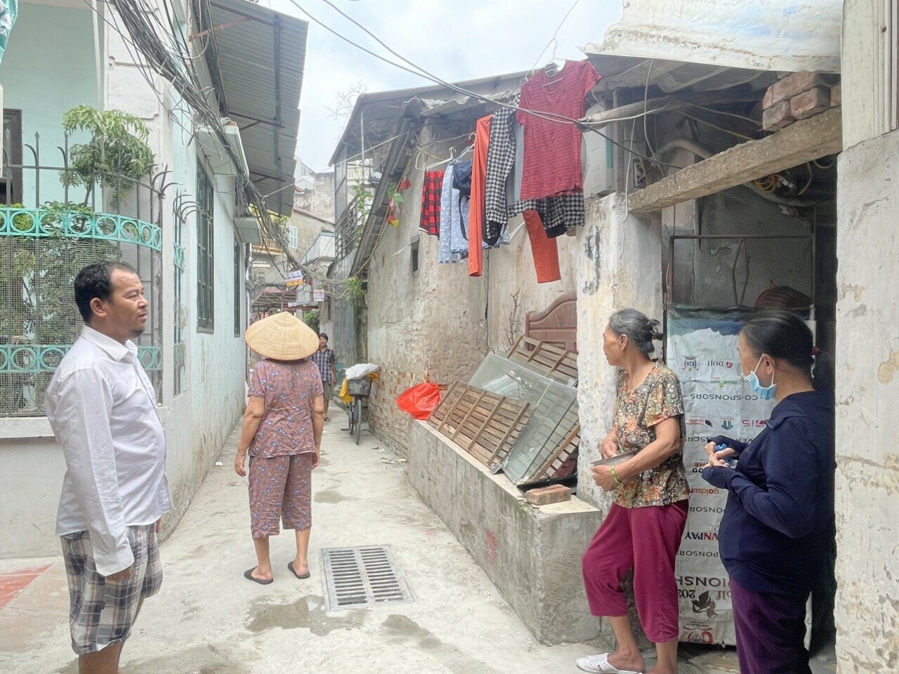 Ng&otilde; 121 phố L&ecirc; Thanh Nghị (TP H&agrave; Nội) được biết đến với c&aacute;i t&ecirc;n x&oacute;m chạy thận. Đ&acirc;y được coi l&agrave; nơi t&aacute; t&uacute;c của hơn 100 bệnh nh&acirc;n phải chạy thận thường xuy&ecirc;n tại Bệnh viện Bạch Mai v&agrave; một số bệnh viện xung quanh.