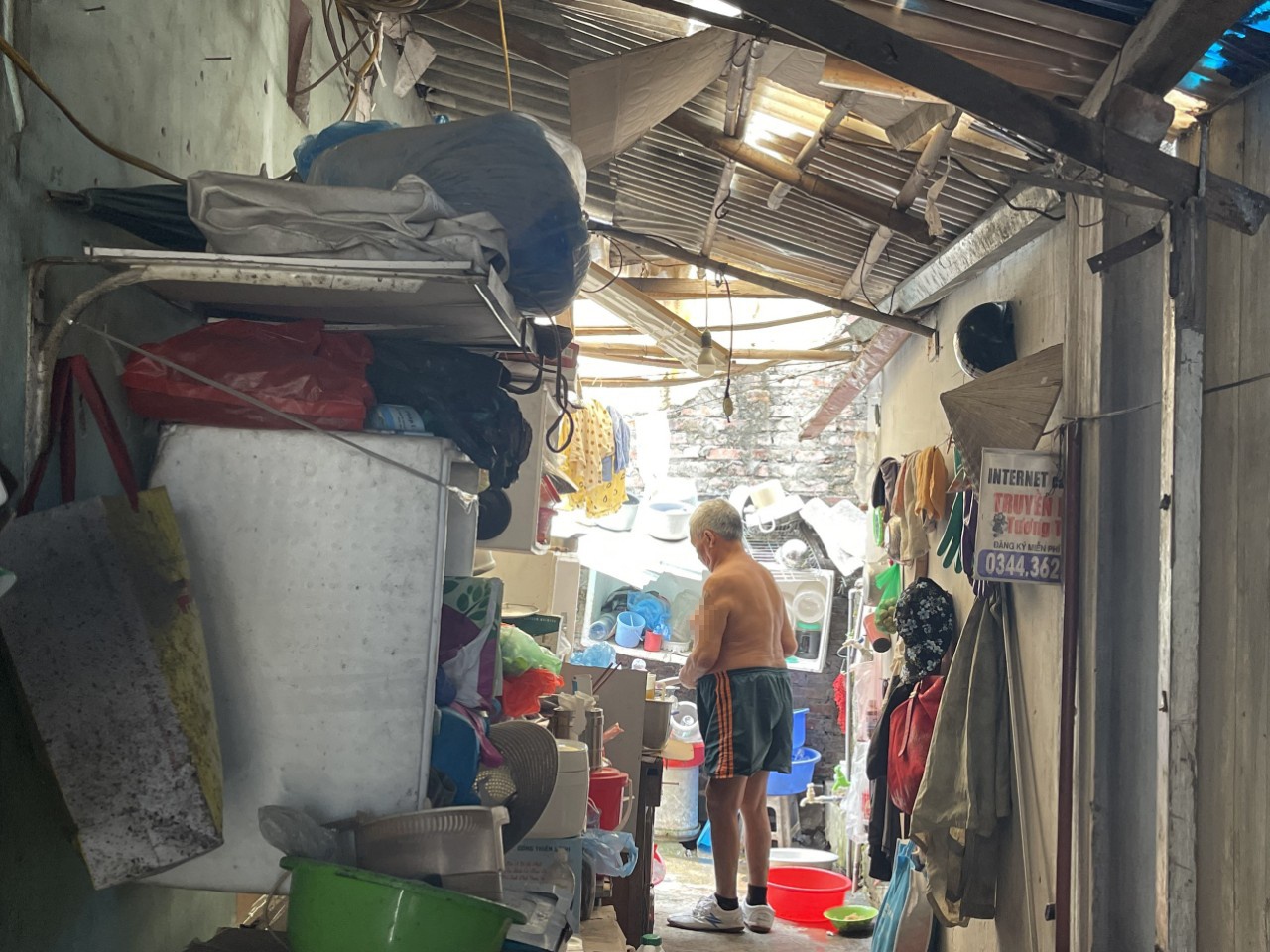 Buổi trưa, khi c&aacute;i nắng đỉnh điểm, nhiều người đ&atilde; d&ugrave;ng c&aacute;c biện ph&aacute;p giải nhiệt như: Lau giường với nước lạnh; để c&aacute;c chậu nước trong ph&ograve;ng để l&agrave;m dịu chi ph&iacute;.