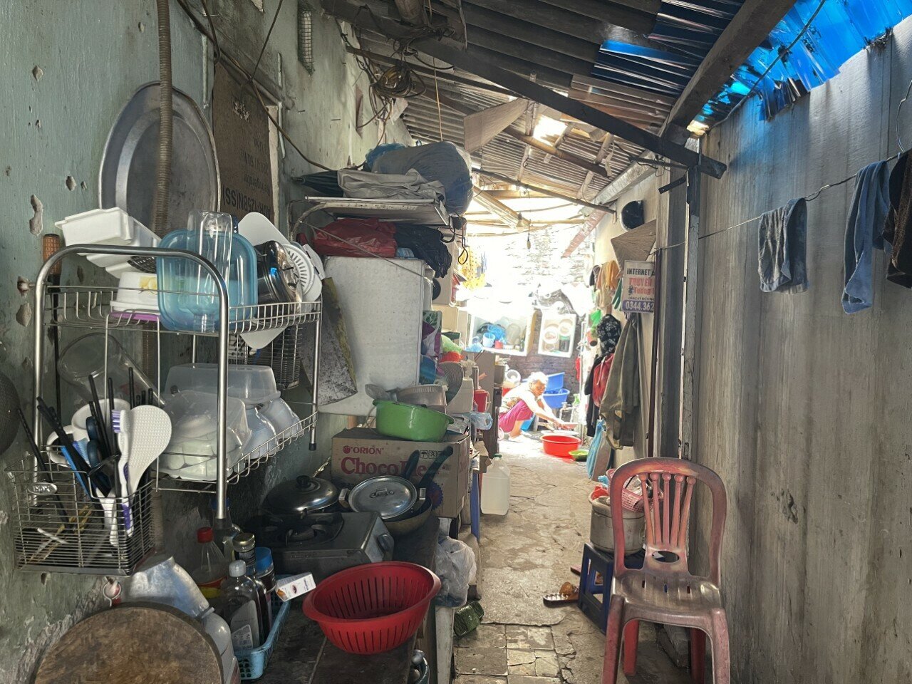 "Biết l&agrave; phải sống trong kh&ocirc;ng gian ngột ngạt, n&oacute;ng bức nhưng cũng phải chấp nhận để tiết kiệm chi ph&iacute;, cũng kh&ocirc;ng muốn c&aacute;c con phải nặng g&aacute;nh nhiều", b&agrave; Ho&agrave;i chia sẻ.