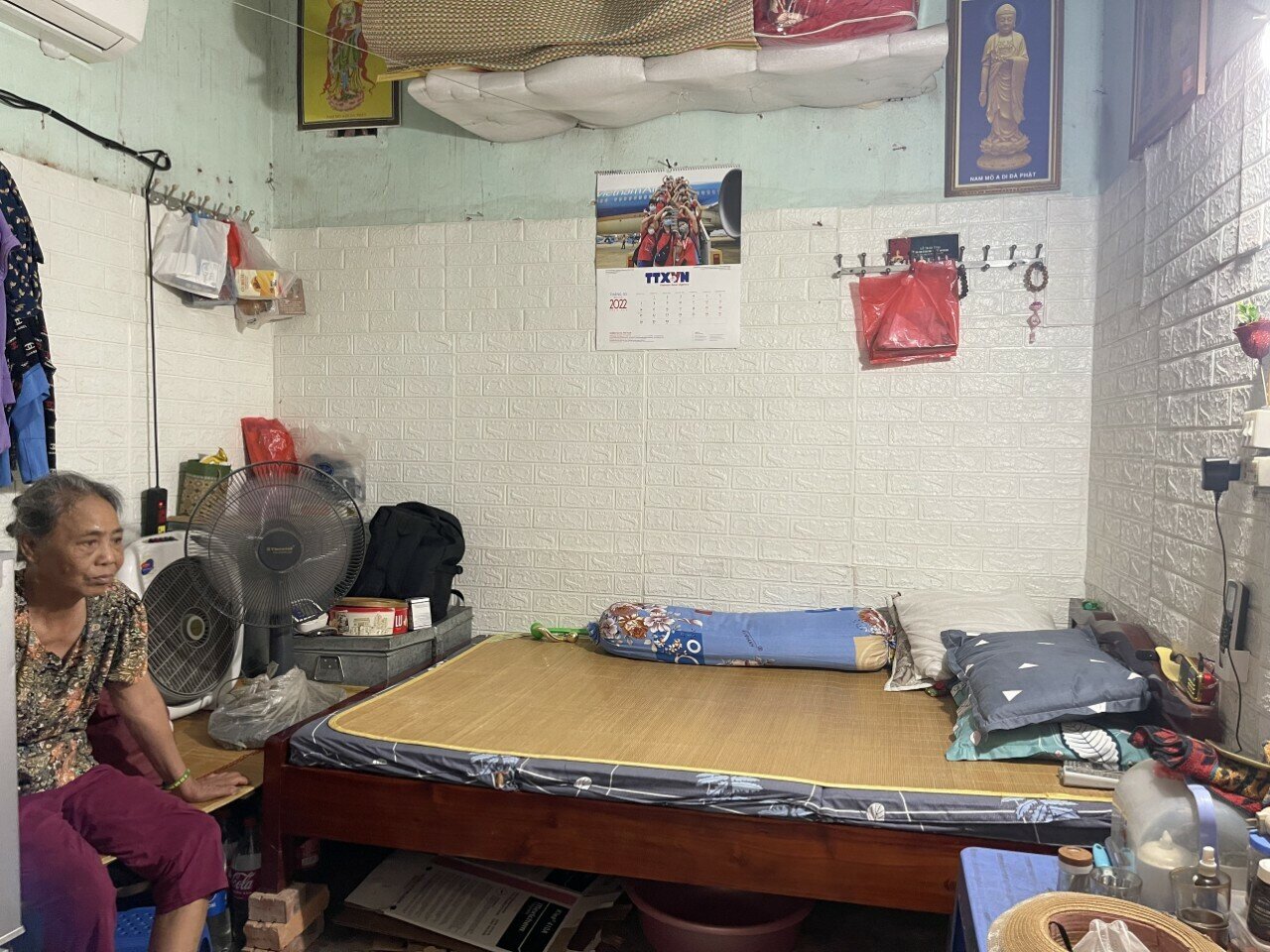 Những căn ph&ograve;ng trọ khu vực n&agrave;y chỉ c&oacute; diện t&iacute;ch từ 8 - 10m2/ ph&ograve;ng, mỗi ph&ograve;ng c&oacute; 2 - 3 người ở. Trước c&aacute;i nắng n&oacute;ng gay gắt tại Thủ đ&ocirc; những ng&agrave;y gần đ&acirc;y, c&aacute;c căn ph&ograve;ng trọ m&aacute;i pro xi măng, thậm ch&iacute; m&aacute;i t&ocirc;n, m&aacute;i nhựa c&agrave;ng th&ecirc;m ngột ngạt.