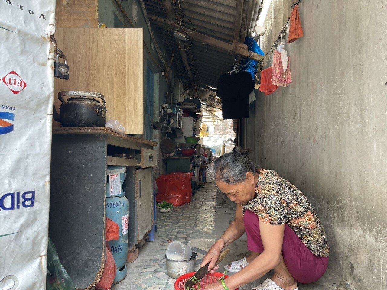 B&agrave; Dương Thị Ho&agrave;i (69 tuổi, qu&ecirc; Nam Định) cho biết: "Căn bệnh suy thận đ&atilde; đeo b&aacute;m t&ocirc;i 20 năm nay, cũng l&agrave; khoảng thời gian t&ocirc;i sống tại nơi n&agrave;y, mỗi m&ugrave;a h&egrave; đến dường như l&agrave; nỗi sợ của cả x&oacute;m. Một, hai năm nay được c&aacute;c nh&agrave; hảo t&acirc;m mua tặng chiếc điều h&ograve;a nhưng cũng kh&ocirc;ng d&aacute;m bật nhiều v&igrave; phải tiết kiệm điện".