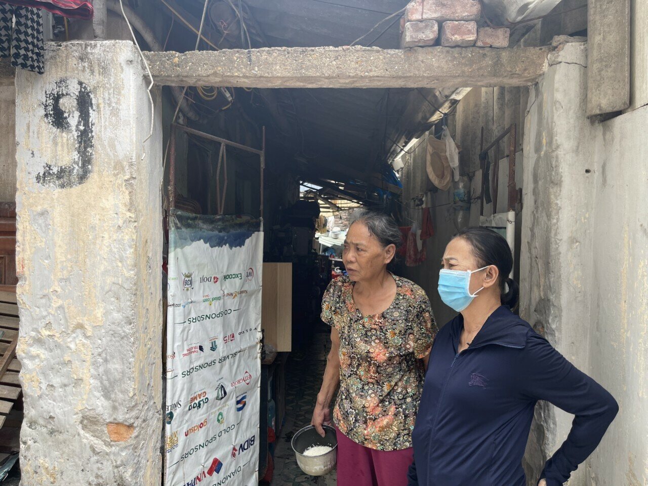 D&ugrave; đại đa số c&oacute; ho&agrave;n cảnh kh&oacute; khăn, cuộc sống vất vả nhưng x&oacute;m chạy thận lu&ocirc;n đầy ắp t&igrave;nh người, họ lu&ocirc;n san sẻ gi&uacute;p đỡ nhau, động vi&ecirc;n nhau chiến thắng bệnh tật.