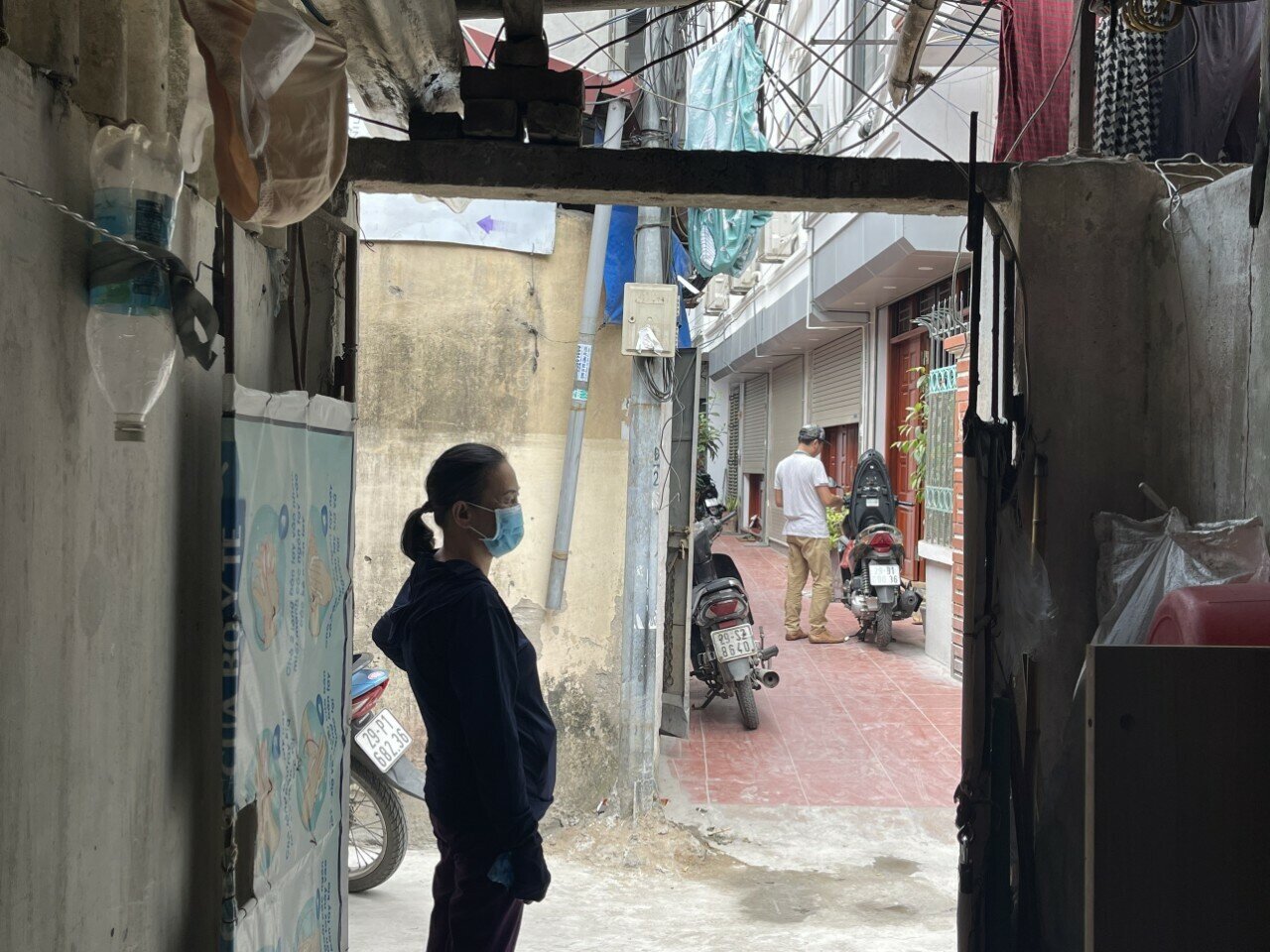 C&ocirc; Trần Thị Nga t&acirc;m sự: "19 năm chống chọi với căn bệnh suy thận,  được coi l&agrave; người đồng h&agrave;nh l&acirc;u đời với x&oacute;m chạy thận. Thời tiết nắng n&oacute;ng khắc nghiệt như thế n&agrave;y th&igrave; t&ocirc;i hạn chế v&agrave;o ph&ograve;ng trọ, chủ yếu ngồi h&oacute;ng m&aacute;t tại cửa nh&agrave;, ng&aacute;ch nhỏ cho kh&ocirc;ng kh&iacute; bớt ngột ngạt'.