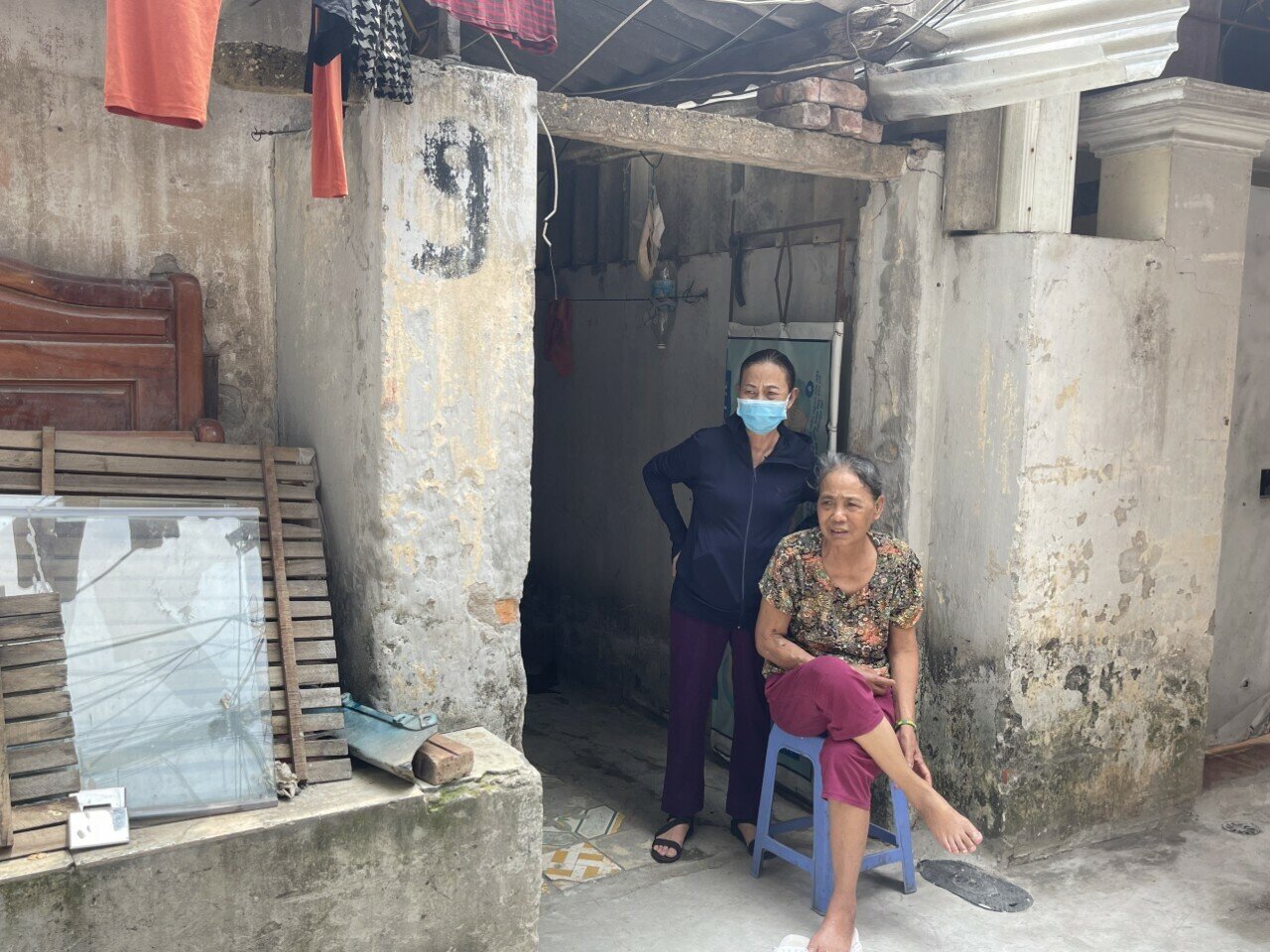 Để giảm bớt sự oi bức trong những căn ph&ograve;ng trọ n&oacute;ng nực, người d&acirc;n x&oacute;m chạy t&igrave;m những nơi c&oacute; b&oacute;ng r&acirc;m để ngồi.