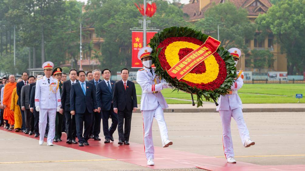 V&ograve;ng hoa của Đo&agrave;n mang d&ograve;ng chữ: "Đời đời nhớ ơn Chủ tịch Hồ Ch&iacute; Minh vĩ đại".