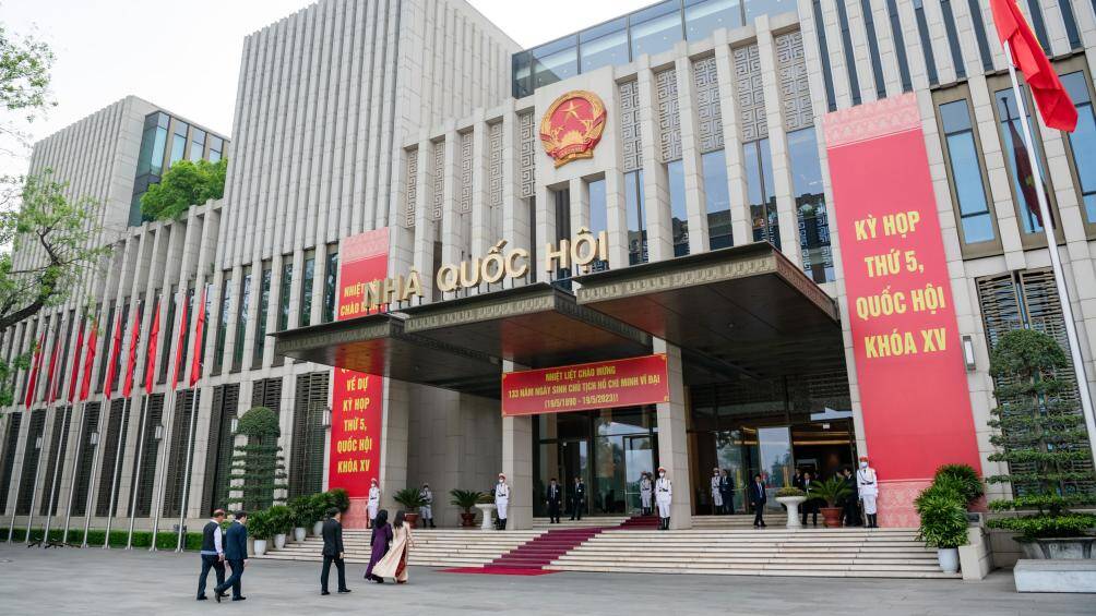 Kết th&uacute;c lễ viếng, c&aacute;c Đại biểu Quốc hội dự Phi&ecirc;n khai mạc kỳ họp thứ 5, Quốc hội kh&oacute;a XV diễn ra l&uacute;c 8h s&aacute;ng c&ugrave;ng ng&agrave;y tại Ph&ograve;ng họp Di&ecirc;n Hồng, Nh&agrave; Quốc hội, Thủ đ&ocirc; H&agrave; Nội. Chủ tịch Quốc hội Vương Đ&igrave;nh Huệ sẽ c&oacute; b&agrave;i ph&aacute;t biểu khai mạc Kỳ họp thứ 5, Quốc hội kh&oacute;a XV.