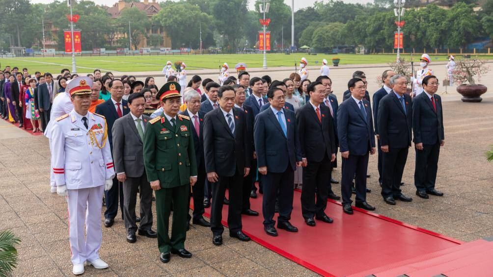 Chủ tịch Nước V&otilde; Văn Thưởng, Thủ tướng Ch&iacute;nh phủ Phạm Minh Ch&iacute;nh, Chủ tịch Quốc hội Vương Đ&igrave;nh Huệ c&ugrave;ng c&aacute;c đại biểu v&agrave;o Lăng viếng Chủ tịch Hồ Ch&iacute; Minh