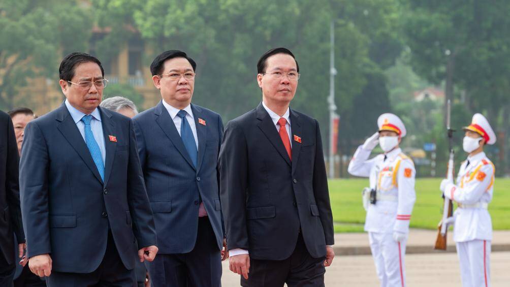 S&aacute;ng 22/5, tại H&agrave; Nội, c&aacute;c đại biểu dự Kỳ họp thứ 5, Quốc hội kh&oacute;a XV đến đặt v&ograve;ng hoa v&agrave; v&agrave;o Lăng viếng Chủ tịch Hồ Ch&iacute; Minh.