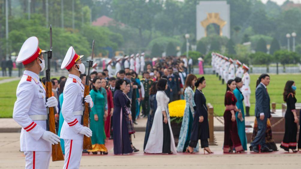 Trong đ&oacute;, 8 dự &aacute;n luật gồm: Luật Bảo vệ quyền lợi người ti&ecirc;u d&ugrave;ng (sửa đổi); Luật Đấu thầu (sửa đổi); Luật Gi&aacute; (sửa đổi); Luật Giao dịch điện tử (sửa đổi); Luật Hợp t&aacute;c x&atilde; (sửa đổi); Luật Ph&ograve;ng thủ d&acirc;n sự; Luật sửa đổi, bổ sung một số điều của Luật C&ocirc;ng an nh&acirc;n d&acirc;n; Luật sửa đổi, bổ sung một số điều của Luật Xuất cảnh, nhập cảnh của c&ocirc;ng d&acirc;n Việt Nam v&agrave; Luật Nhập cảnh, xuất cảnh, qu&aacute; cảnh, cư tr&uacute; của người nước ngo&agrave;i tại Việt Nam.