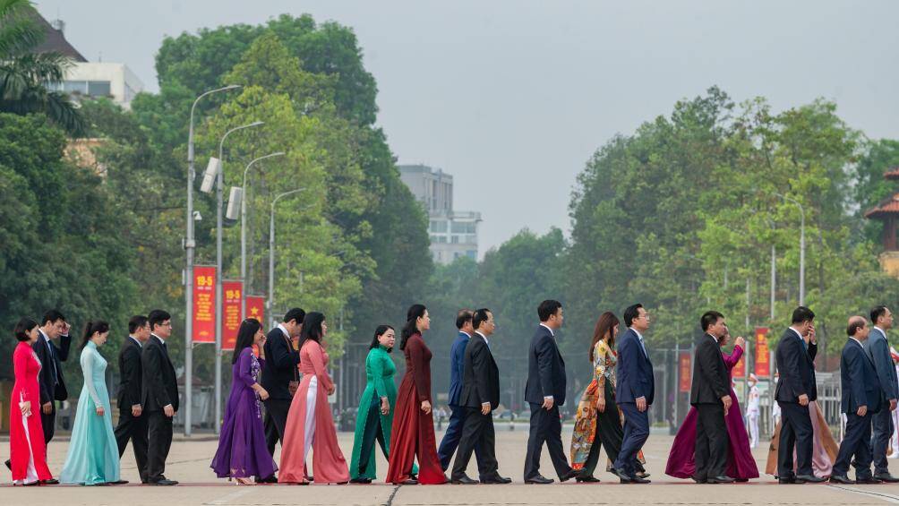 Đồng thời, Quốc hội xem x&eacute;t, th&ocirc;ng qua 3 dự thảo nghị quyết: Nghị quyết về Chương tr&igrave;nh x&acirc;y dựng luật, ph&aacute;p lệnh năm 2024, điều chỉnh Chương tr&igrave;nh x&acirc;y dựng luật, ph&aacute;p lệnh năm 2023; Nghị quyết sửa đổi, bổ sung Nghị quyết số 85/2014/QH13 ng&agrave;y 28/11/2014 về việc lấy phiếu t&iacute;n nhiệm, bỏ phiếu t&iacute;n nhiệm đối với người giữ chức vụ do Quốc hội, Hội đồng nh&acirc;n d&acirc;n bầu hoặc ph&ecirc; chuẩn; Nghị quyết của Quốc hội về th&iacute; điểm một số cơ chế, ch&iacute;nh s&aacute;ch đặc th&ugrave; ph&aacute;t triển TP.HCM.