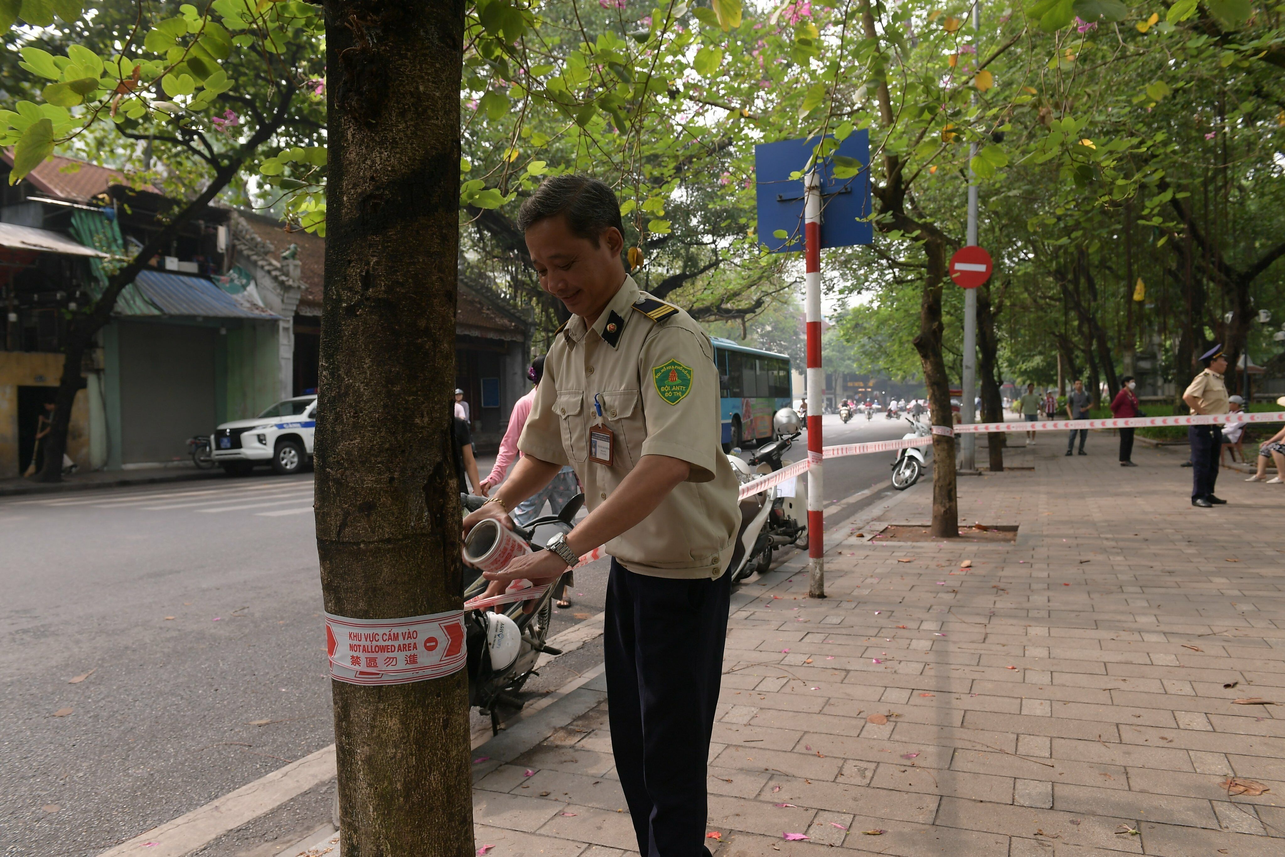 Để đảm bảo trong qu&aacute; tr&igrave;nh chặt hạ, c&aacute;c c&ocirc;ng nh&acirc;n đ&atilde; tiến h&agrave;nh căng d&acirc;y, khoanh v&ugrave;ng khu vực nguy hiểm.
