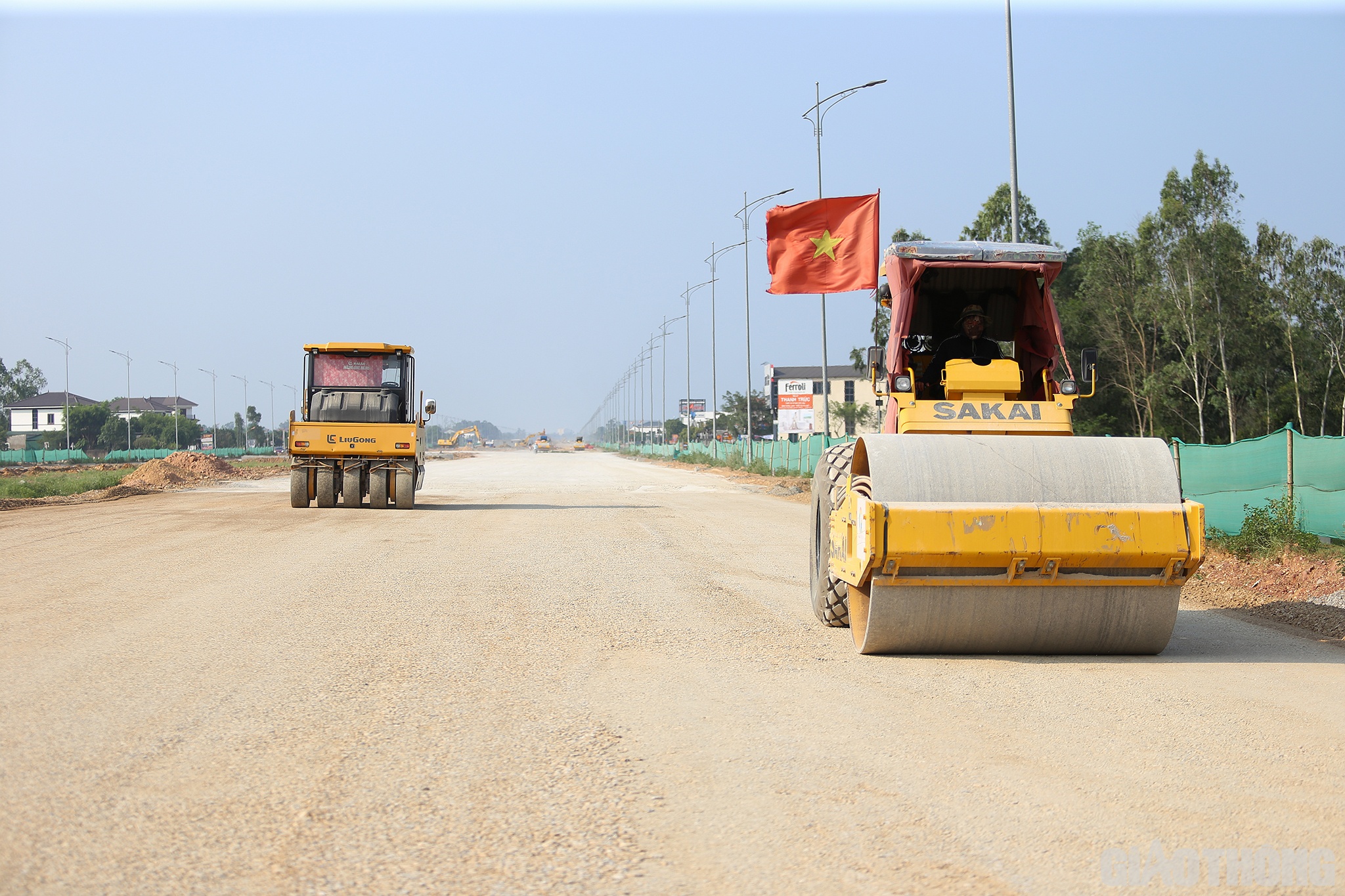 C&ocirc;ng tr&igrave;nh do Sở GTVT Nghệ An l&agrave;m chủ đầu tư, với chiều d&agrave;i 10,8km đi qua th&agrave;nh phố Vinh, huyện Nghi Lộc v&agrave; thị x&atilde; Cửa L&ograve;