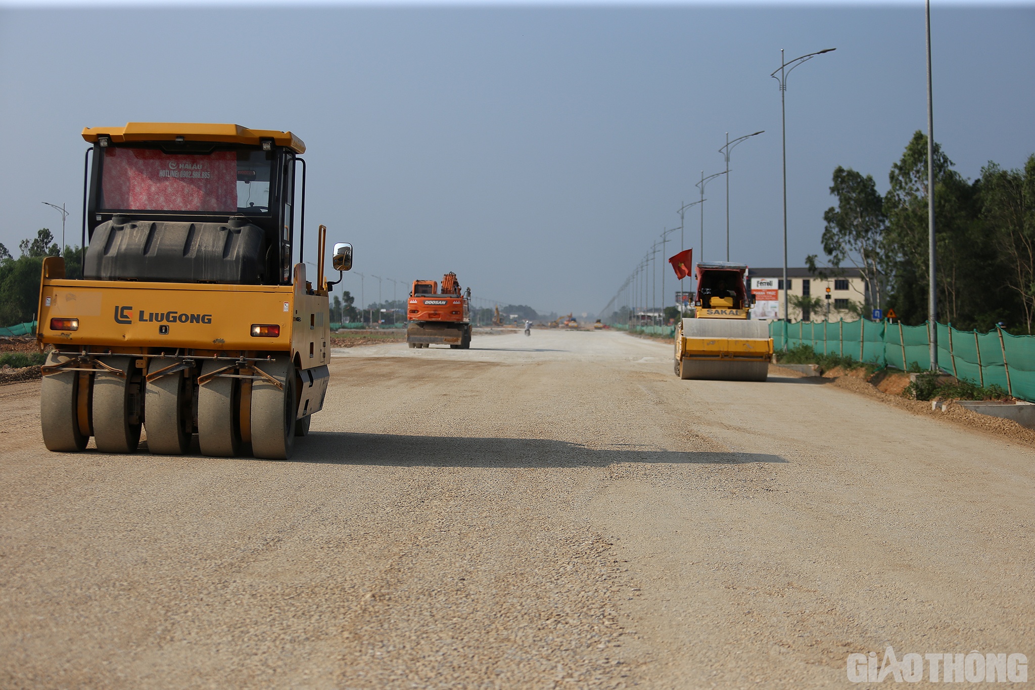 Tại đoạn Km 3+300, c&aacute;c loại như m&aacute;y m&uacute;c, m&aacute;y lu, m&aacute;y gạt hoạt động hết c&ocirc;ng suất, c&ugrave;ng nhiều xe vận tải đất, cấp phối đ&aacute; dăm nhộn nhịp ra v&agrave;o