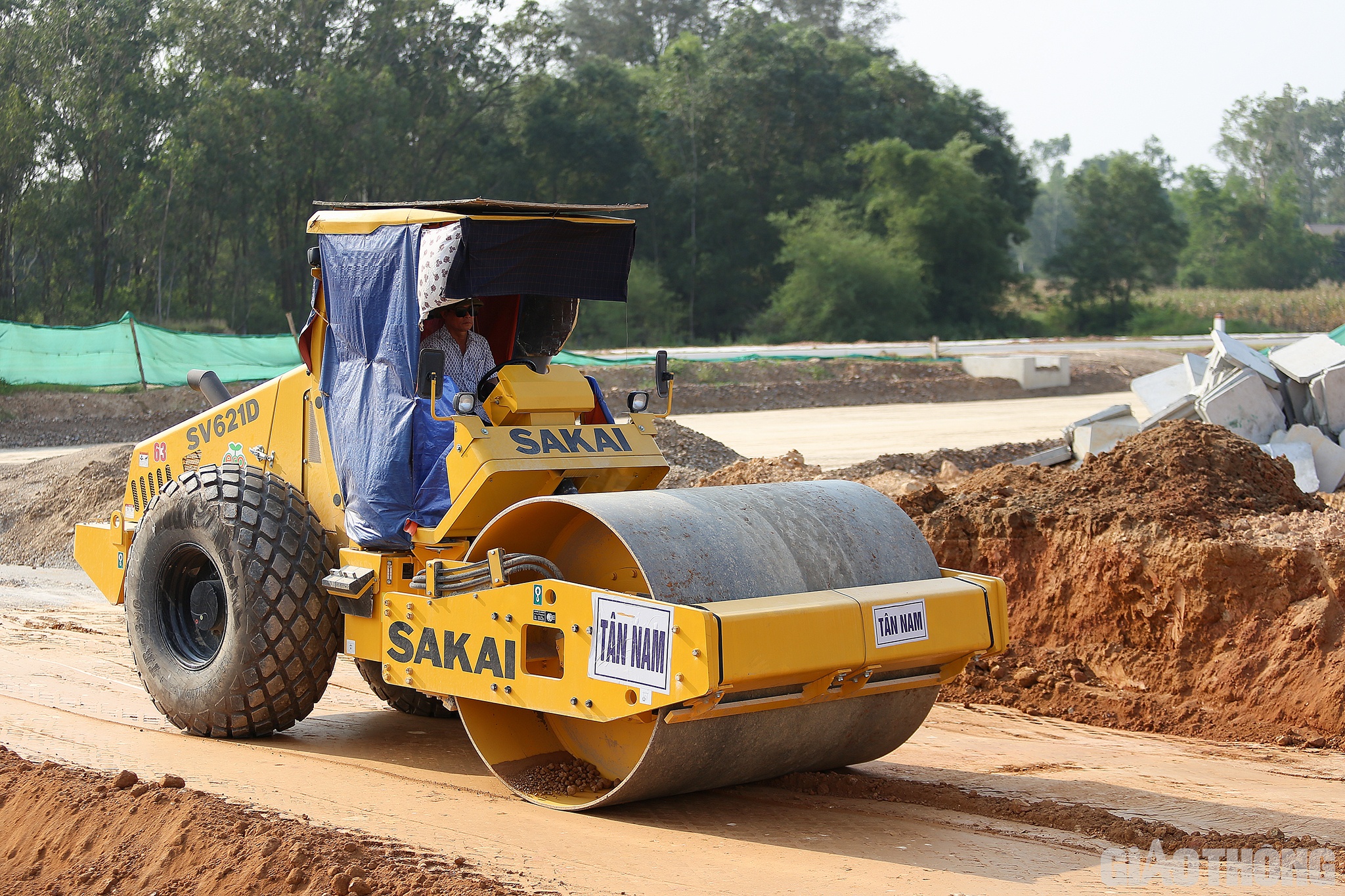 Đang gi&aacute;m s&aacute;t việc thi c&ocirc;ng, kỹ sư Chu Trọng H&ugrave;ng, Tổng c&ocirc;ng ty Tư vấn thiết kế giao th&ocirc;ng vận tải - TEDI cho biết: T&ocirc;i đảm nhận gi&aacute;m s&aacute;t thi c&ocirc;ng đoạn từ Km 2+800 - Km5. Chỉ 3km nhưng hiện nay tr&ecirc;n c&ocirc;ng trường c&oacute; đến 12 m&aacute;y lu, 10 m&aacute;y x&uacute;c, 1 m&aacute;y san, 1 m&aacute;y rải v&agrave; h&agrave;ng chục xe vận tải