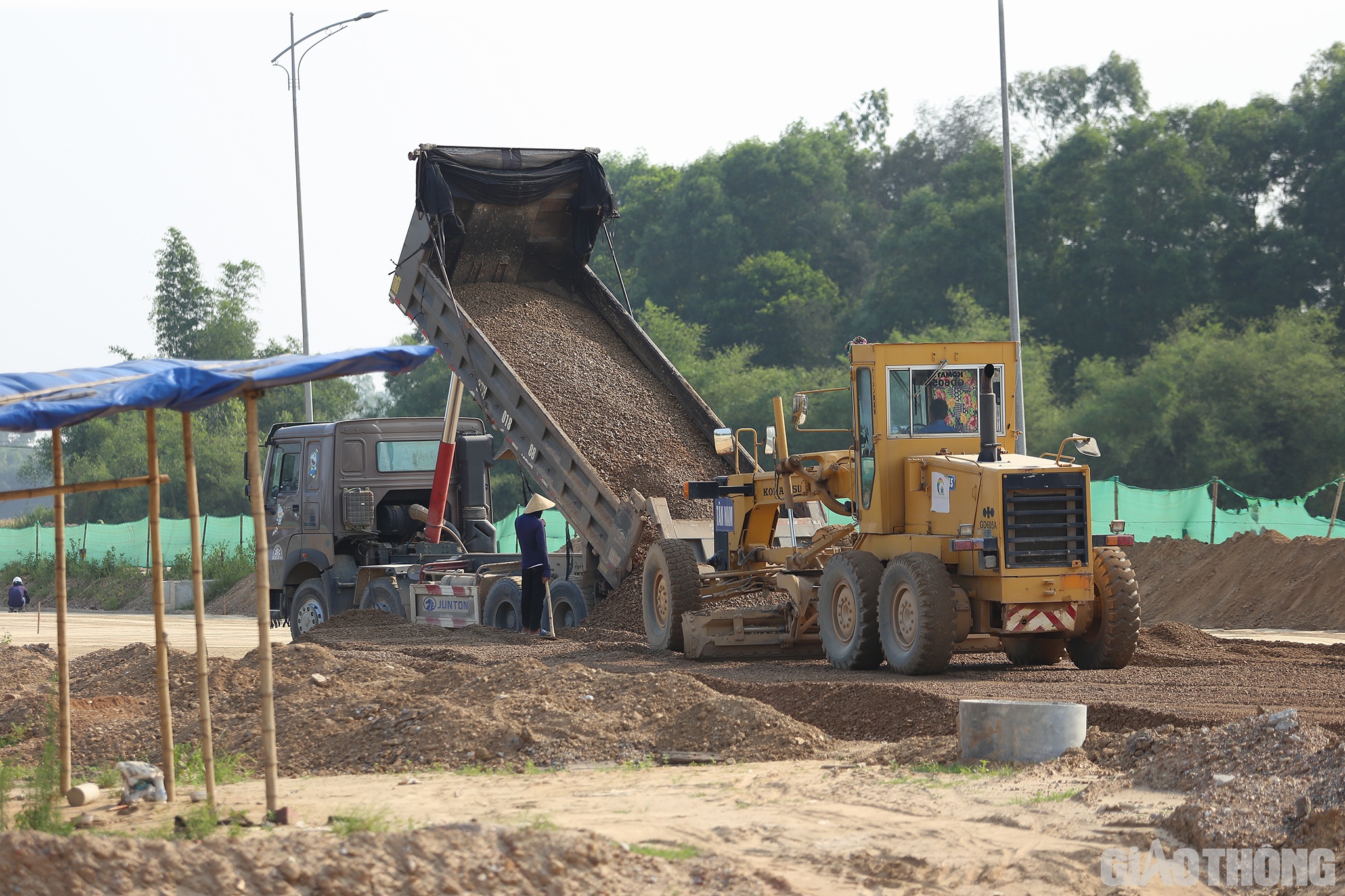Cũng theo kỹ sư H&ugrave;ng, hiện nay nh&agrave; thầu thi c&ocirc;ng đoạn n&agrave;y l&agrave; C&ocirc;ng ty T&acirc;n Nam bố tr&iacute; 3 mũi thi c&ocirc;ng cấp phối đ&aacute; dăm, 2 mũi K98, 1 mũi K95 v&agrave; 5 mũi thi c&ocirc;ng cống, r&atilde;nh&hellip; với hơn 50 c&ocirc;ng nh&acirc;n phổ th&ocirc;ng, kh&ocirc;ng kể l&aacute;i xe, m&aacute;y. Khối lượng thực hiện đoạn Km 2+800 - Km5 đến nay đạt khoảng hơn 60%