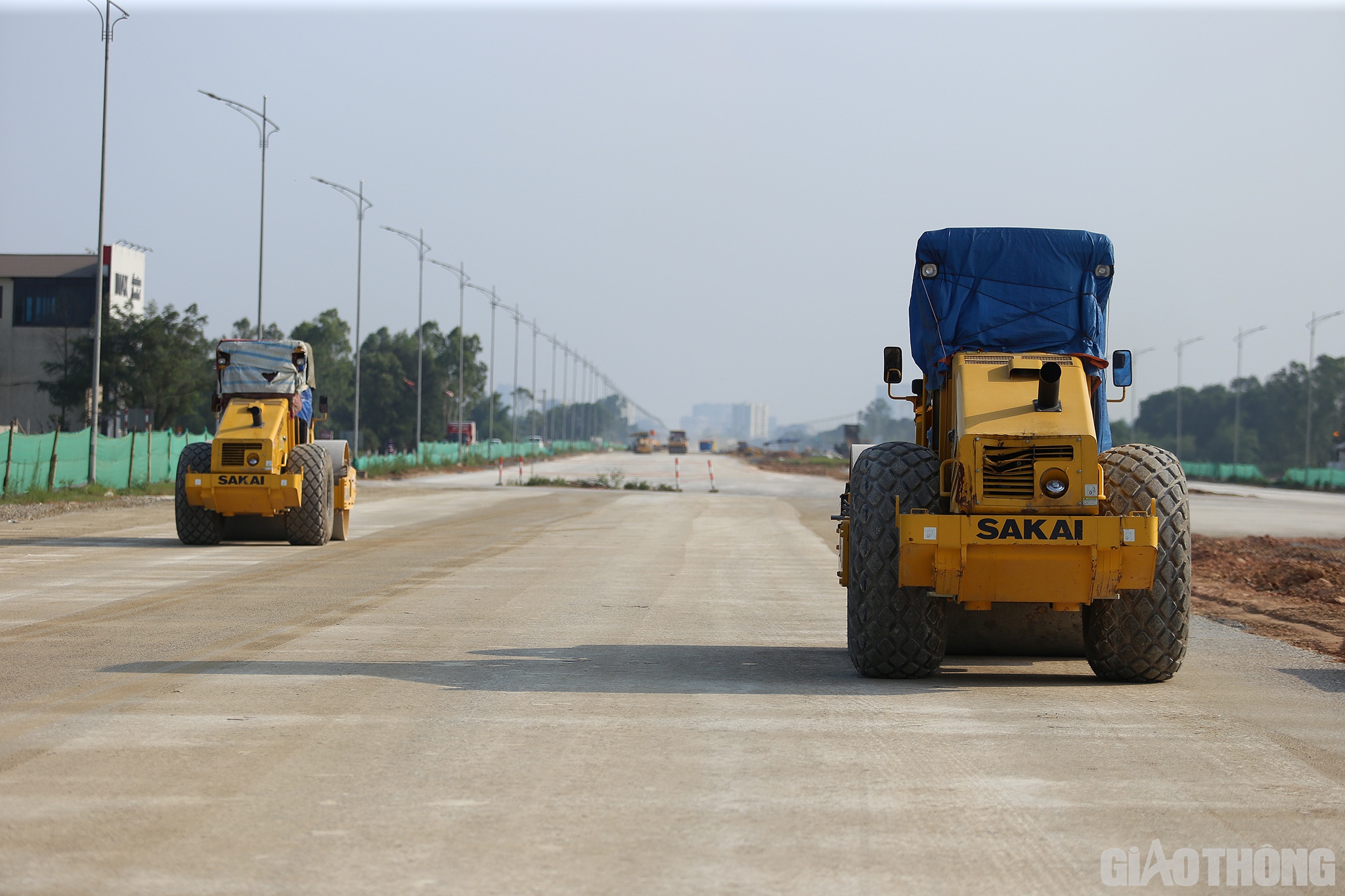 Lấy ống tay &aacute;o lau d&ograve;ng mồ h&ocirc;i lăn d&agrave;i tr&ecirc;n tr&aacute;n, c&ocirc;ng nh&acirc;n L&ecirc; Ngọc Danh (SN 1982, C&ocirc;ng ty T&acirc;n Nam) cho biết: Nắng n&oacute;ng, anh em c&ocirc;ng nh&acirc;n thi c&ocirc;ng vất vả nhưng cũng l&agrave; điều kiện thuận lợi để đẩy nhanh tiến độ. Ai cũng nhận thức được đ&acirc;y l&agrave; c&ocirc;ng tr&igrave;nh giao th&ocirc;ng lớn nhất, đẹp nhất TP Vinh n&ecirc;n b&ecirc;n cạnh tiến độ, mọi người đều nỗ lực đảm bảo chất lượng