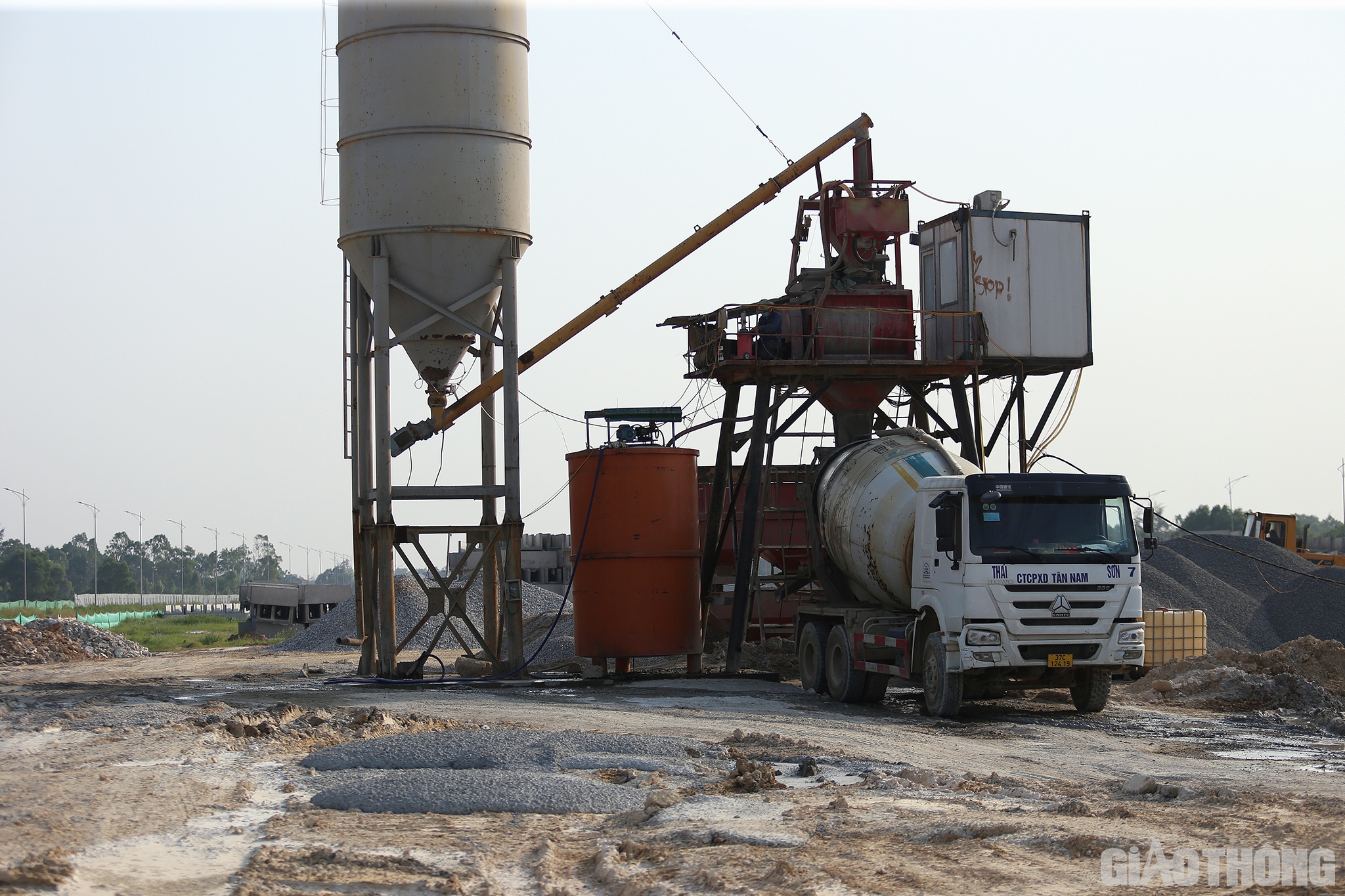 &Ocirc;ng Trần Minh Ho&agrave;ng, c&aacute;n bộ ph&ograve;ng Dự &aacute;n 3, Ban Quản l&yacute; dự &aacute;n C&ocirc;ng tr&igrave;nh giao th&ocirc;ng Nghệ An (Sở GTVT Nghệ An) cho hay: T&iacute;nh đến nay, gi&aacute; trị thực hiện x&acirc;y lắp đạt khoảng 334 tỷ đồng, đạt 34% theo hợp đồng, vượt 6% (Trong h&igrave;nh l&agrave; trạm trộn phụ của C&ocirc;ng ty T&acirc;n Nam c&oacute; c&ocirc;ng suất 75 khối/h)