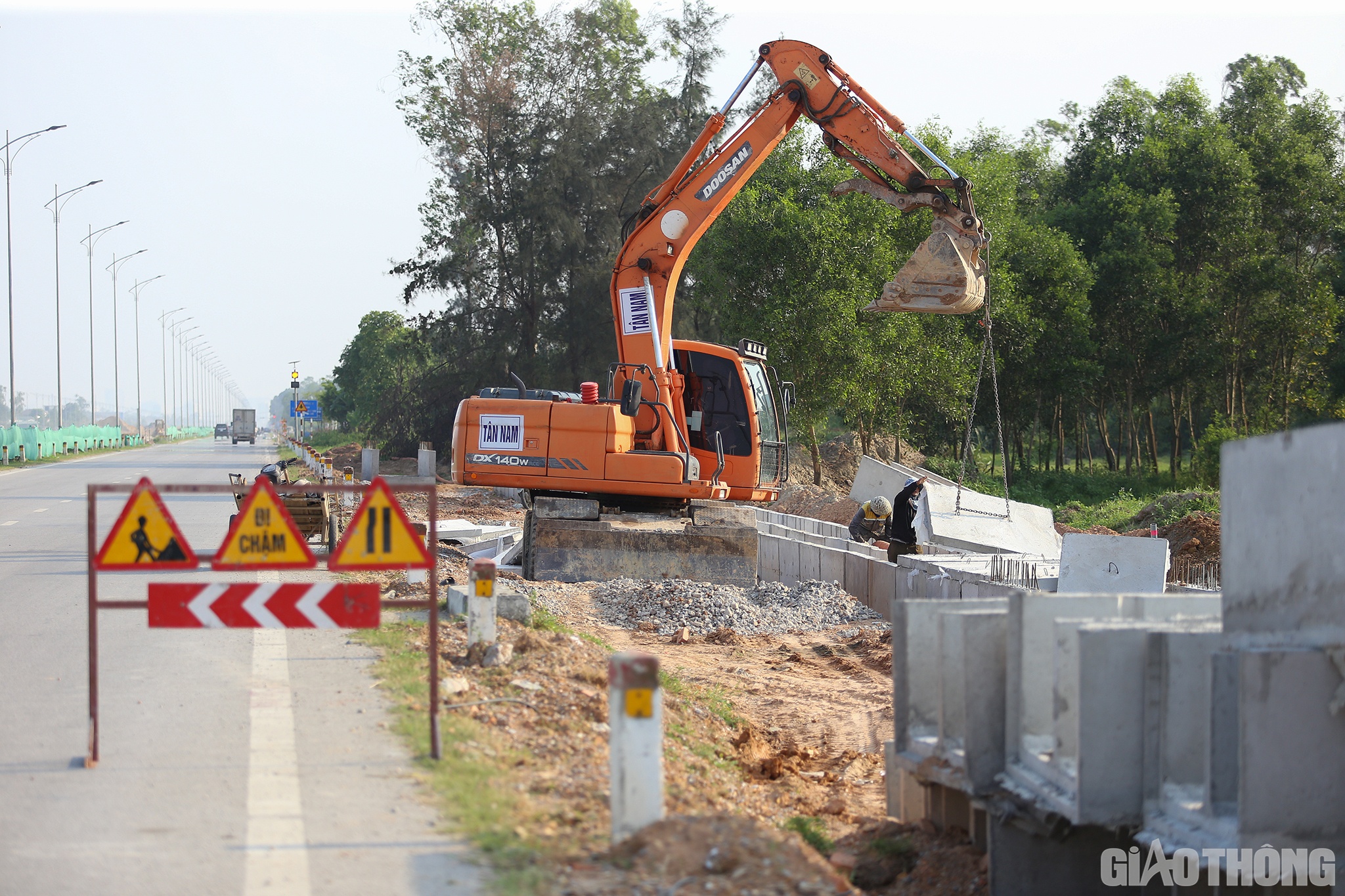 Kỹ sư Nguyễn Trọng H&ugrave;ng, Chỉ huy trưởng của C&ocirc;ng ty T&acirc;n Hưng cho biết: Dự &aacute;n đường giao th&ocirc;ng nối Vinh - Cửa L&ograve; giai đoạn 2, T&acirc;n Hưng thi c&ocirc;ng 2.560m d&agrave;i. Dự &aacute;n được triển khai thi c&ocirc;ng đồng loạt từ th&aacute;ng 8/2022 th&igrave; gặp phải m&ugrave;a mưa