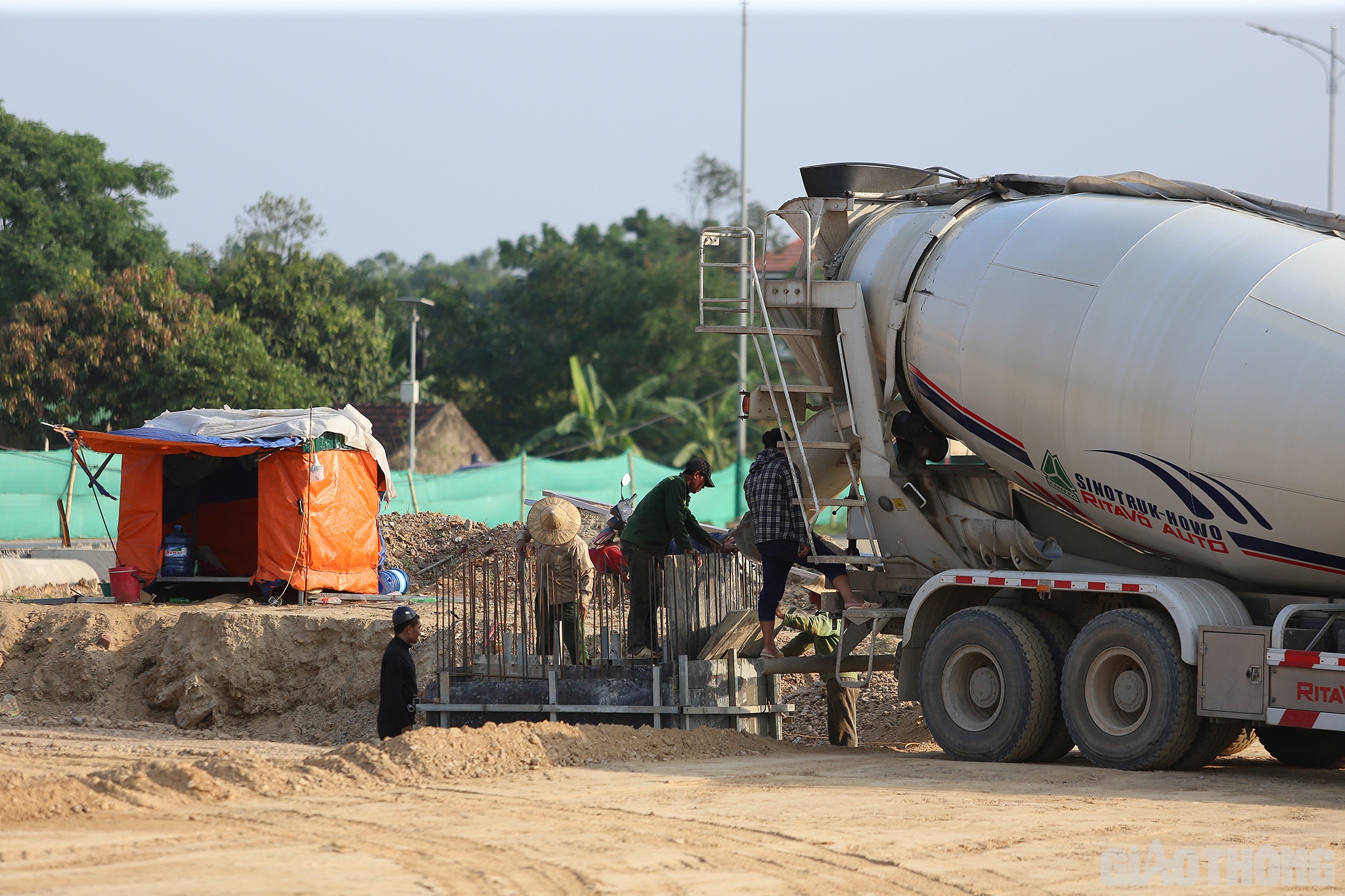 Tại c&aacute;c đoạn kh&aacute;c do C&ocirc;ng ty T&acirc;n Hưng, C&ocirc;ng ty H&ograve;a Hiệp thi c&ocirc;ng, kh&ocirc;ng kh&iacute; thi đua lao động cũng nhộn nhịp kh&ocirc;ng k&eacute;m