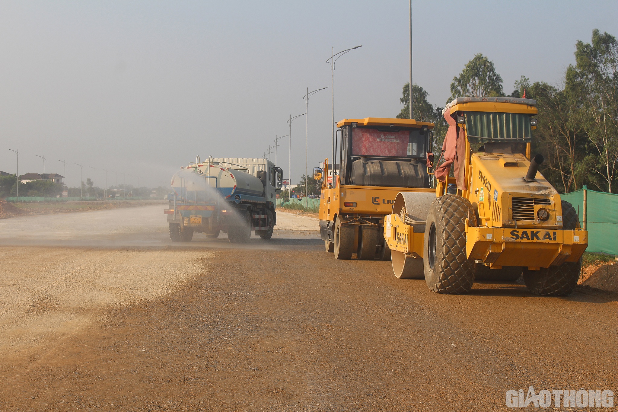 Bầu kh&ocirc;ng khi thi c&ocirc;ng hối hả tr&ecirc;n c&ocirc;ng trường. H&agrave;ng chục m&oacute;c c&aacute;c loại, c&ugrave;ng với h&agrave;ng trăm c&aacute;n bộ, kỹ sư, c&ocirc;ng nh&acirc;n đua nhau lao động, bất chấp c&aacute;i nắng như thi&ecirc;u như đốt