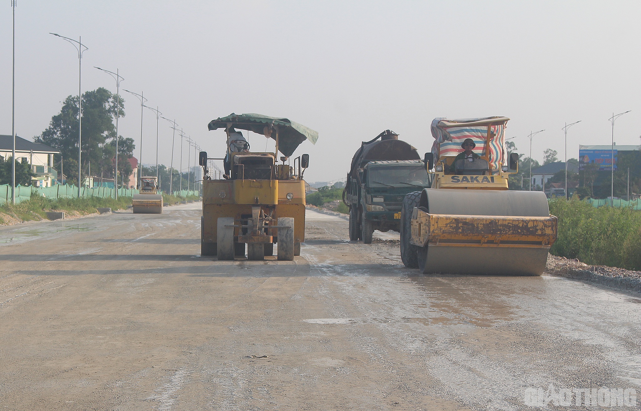 Dự &aacute;n được khởi c&ocirc;ng v&agrave;o cuối th&aacute;ng 7/2022, do 3 nh&agrave; thầu l&agrave; C&ocirc;ng ty TNHH H&ograve;a Hiệp, C&ocirc;ng ty TNHH T&acirc;n Hưng, C&ocirc;ng ty CP X&acirc;y dựng T&acirc;n Nam thi c&ocirc;ng