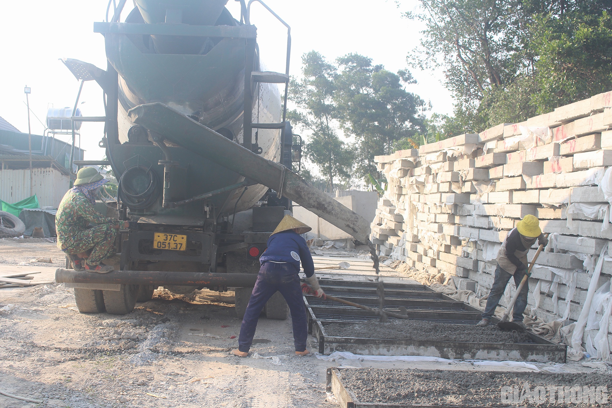 Tuy vậy, đến nay đ&atilde; cơ bản ho&agrave;n th&agrave;nh việc đắp đất K95 v&agrave; K98 (K95 đạt 96,4%, K98 đạt 96,7%). Song song với đ&oacute;, c&ocirc;ng ty cũng đ&atilde; tập kết khối lượng lớn cấp phối đ&aacute; dăm loại 1 v&agrave; loại 2; đ&uacute;c c&aacute;c kết cấu kiện kh&aacute;c&hellip;