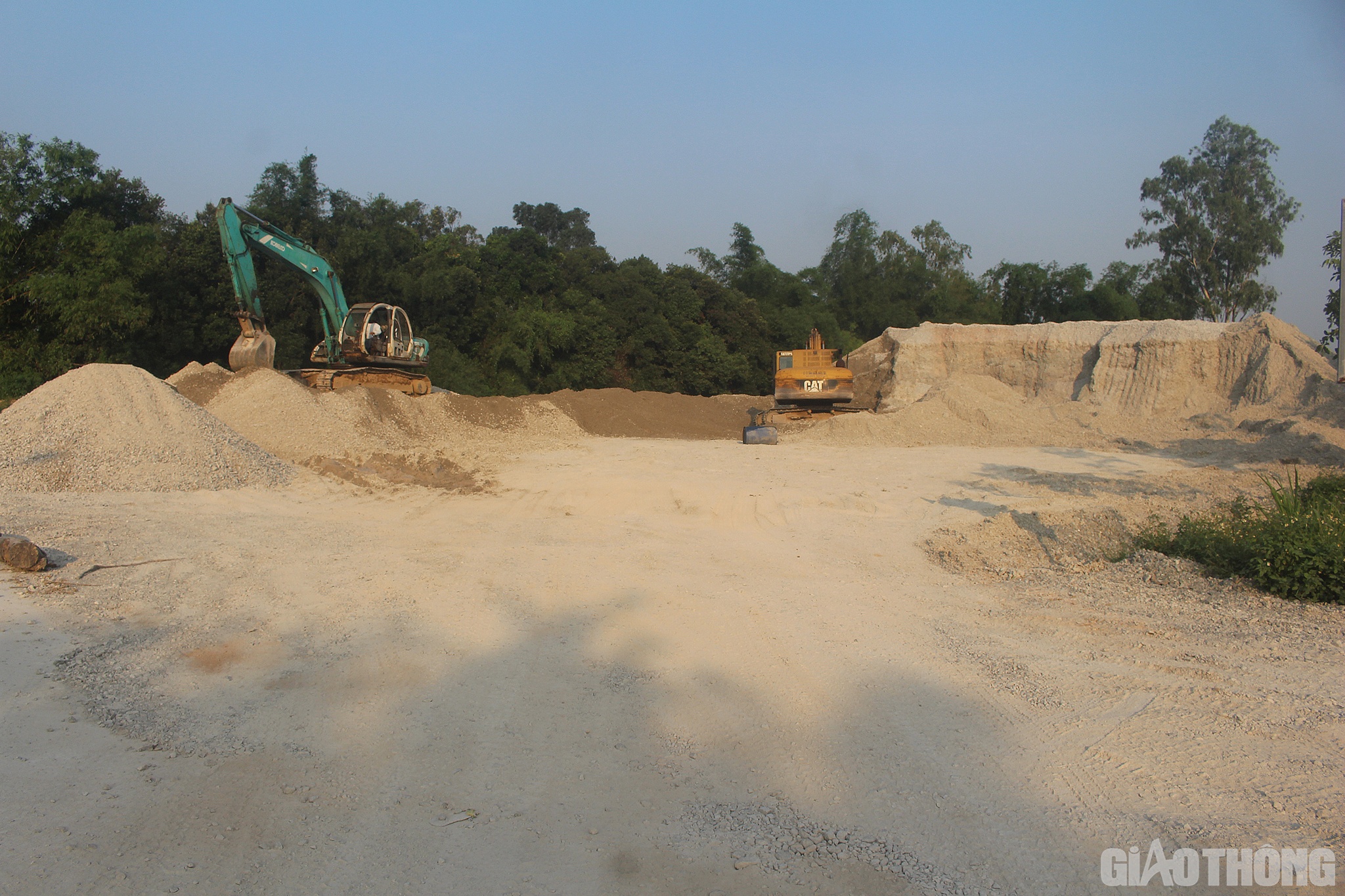 Cũng theo &ocirc;ng Ho&agrave;ng, hiện tại c&aacute;c nh&agrave; thầu đang tranh thủ thời tiết kh&ocirc; r&aacute;o, huy động tối đa m&aacute;y m&oacute;c, thiết bị đẩy nhanh thi c&ocirc;ng, đảm bảo chất lượng c&ocirc;ng tr&igrave;nh để sớm đưa v&agrave;o hoạt động. (Trong h&igrave;nh l&agrave; một b&atilde;i tập kết cấp phối đ&aacute; dăm loại 2 h&agrave;ng chục ngh&igrave;n khối của C&ocirc;ng ty T&acirc;n Hưng)