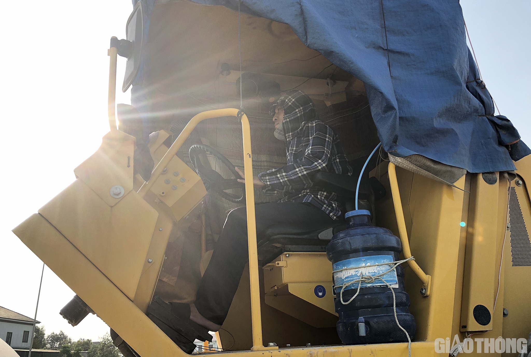 Cũng theo anh Danh, để đảm bảo tiến độ cũng như sức khỏe cho c&ocirc;ng nh&acirc;n, v&agrave;o buổi s&aacute;ng sẽ l&agrave;m việc sớm hơn, từ 6h30 - 10h30; chiều từ 14h tăng ca đến 21h đ&ecirc;m. Ngo&agrave;i ra, để chống nắng, anh em c&ograve;n d&ugrave;ng chăn, bạt che m&aacute;y lu, tự chế th&ecirc;m bộ phun sương để tạo độ ẩm